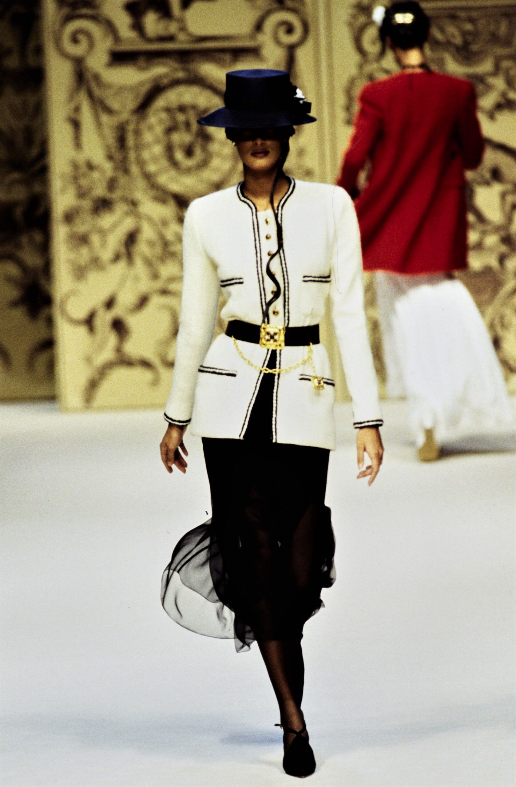 white blazer black skirt outfit