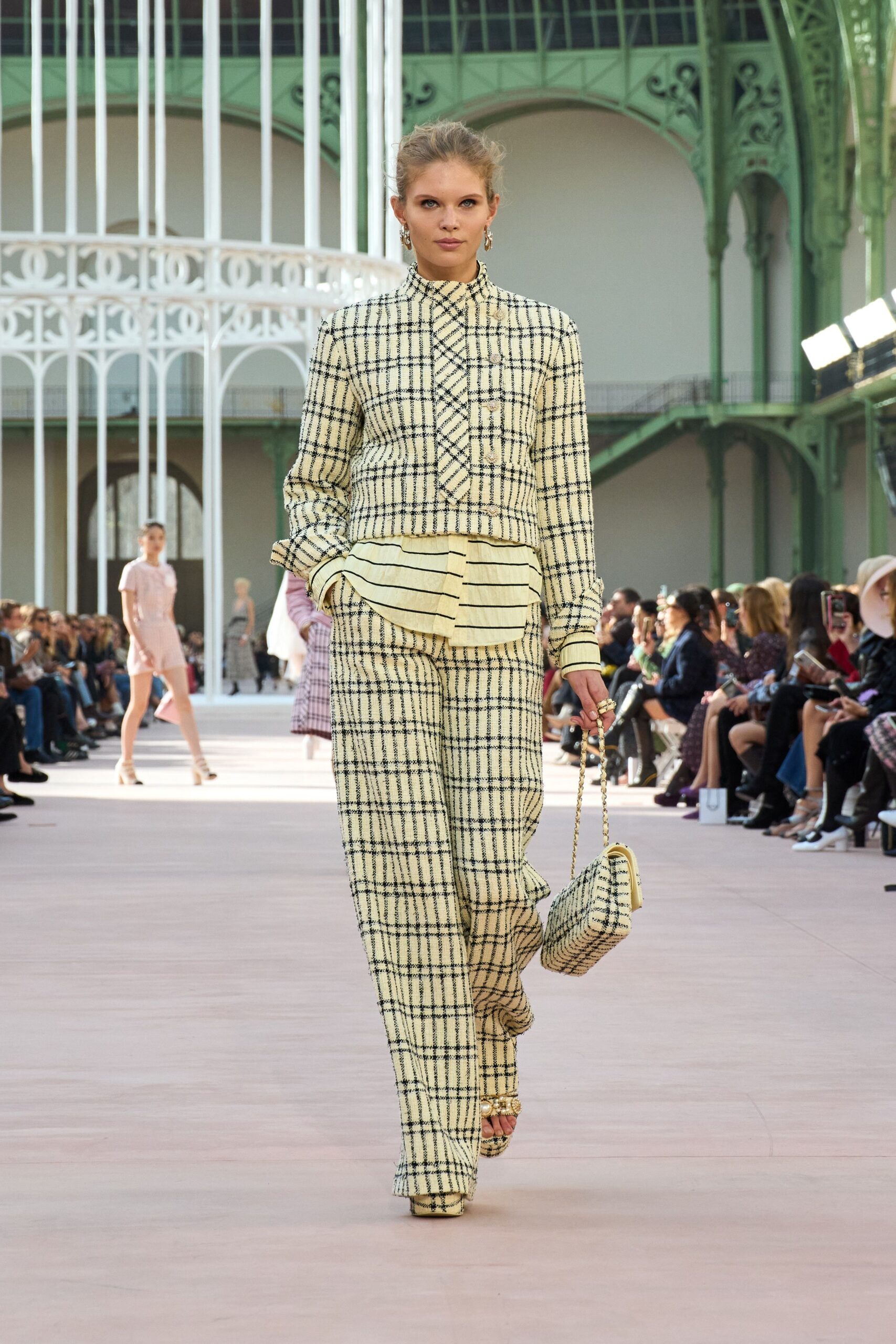 Chanel Spring 2025 Ready-to-Wear Look 32