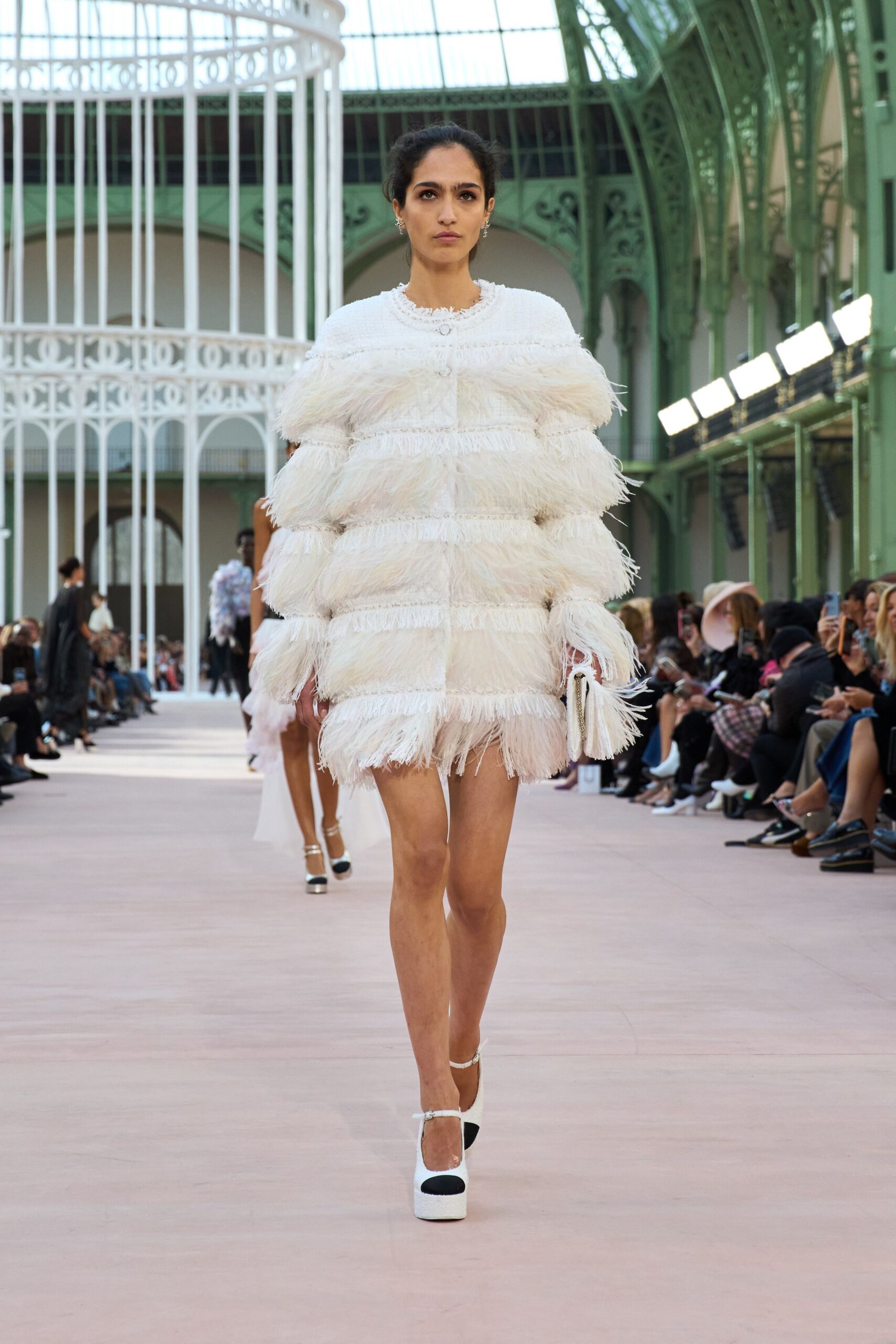white fur long-sleeve fitted fringed short coat