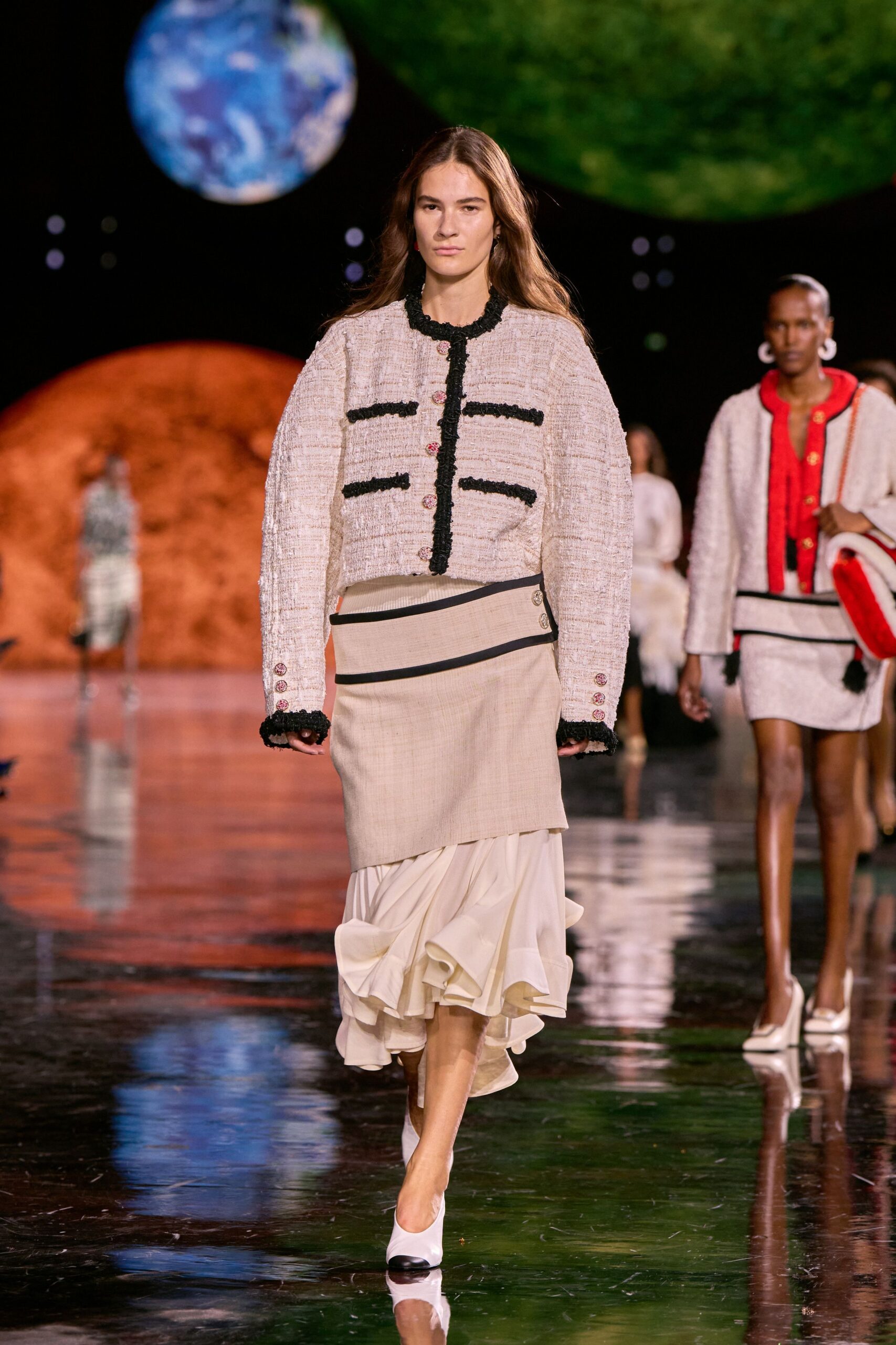 white tweed long-sleeve collared relaxed buttoned fringed jacket