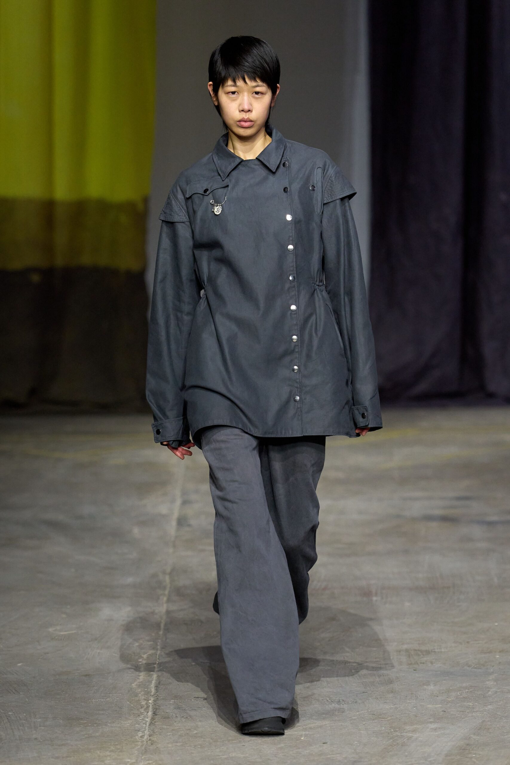 gray cotton long-sleeve collared relaxed buttoned jacket