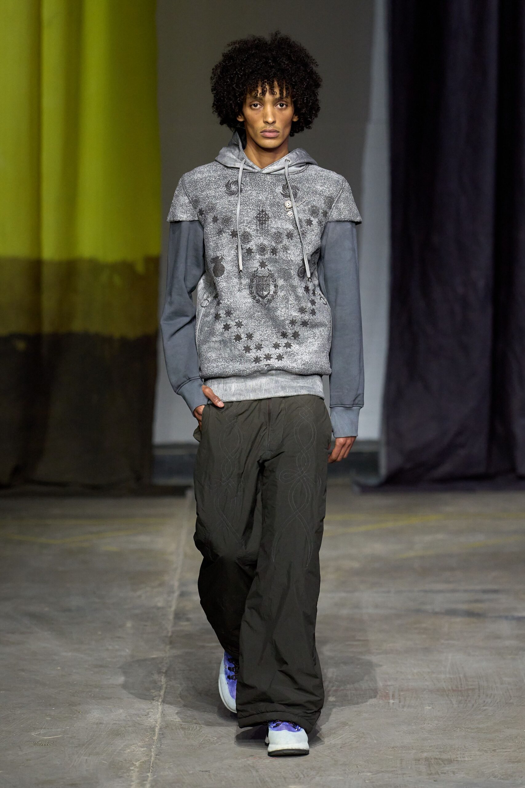 gray cotton long-sleeve hooded relaxed printed hoodie