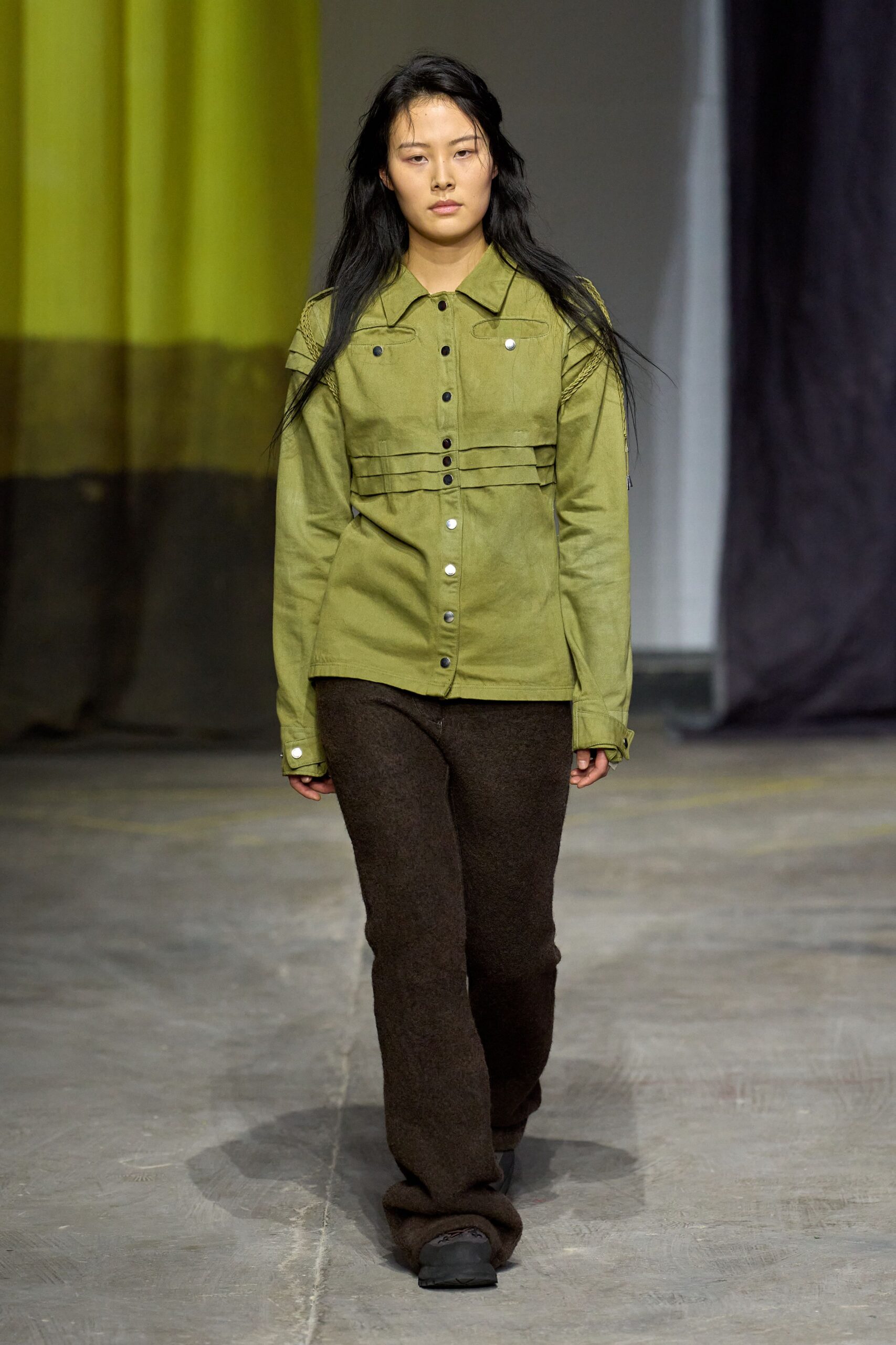 green cotton long-sleeve collared fitted buttoned shirt
