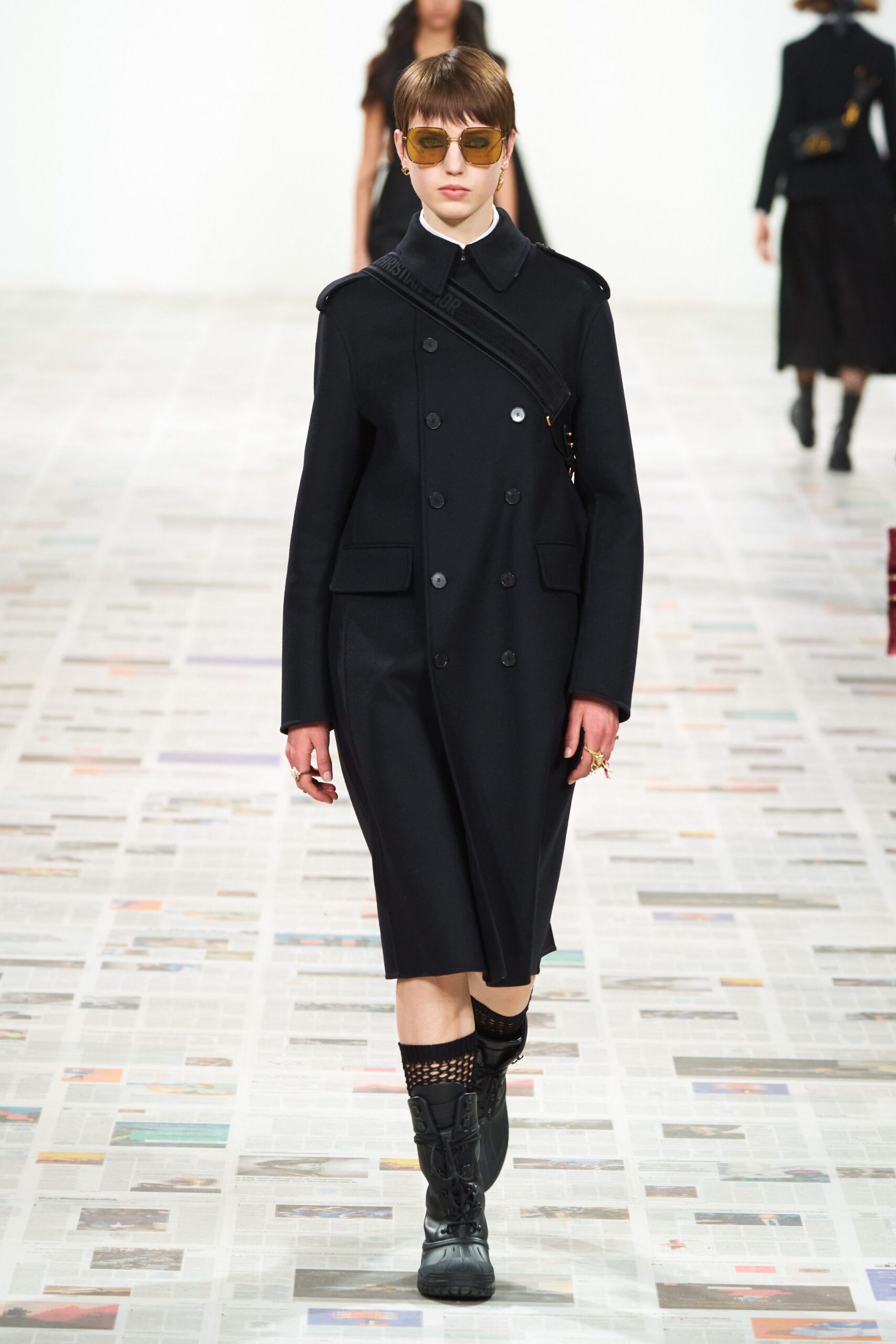 black wool long-sleeve collared fitted buttoned midi coat