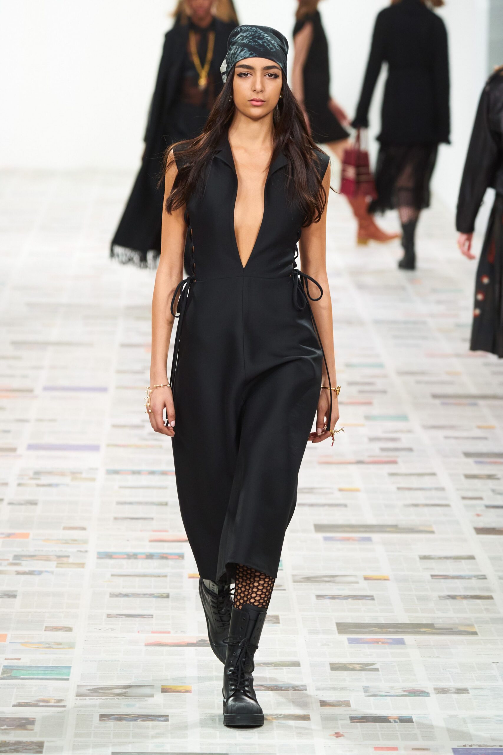 black fitted midi dress with boots