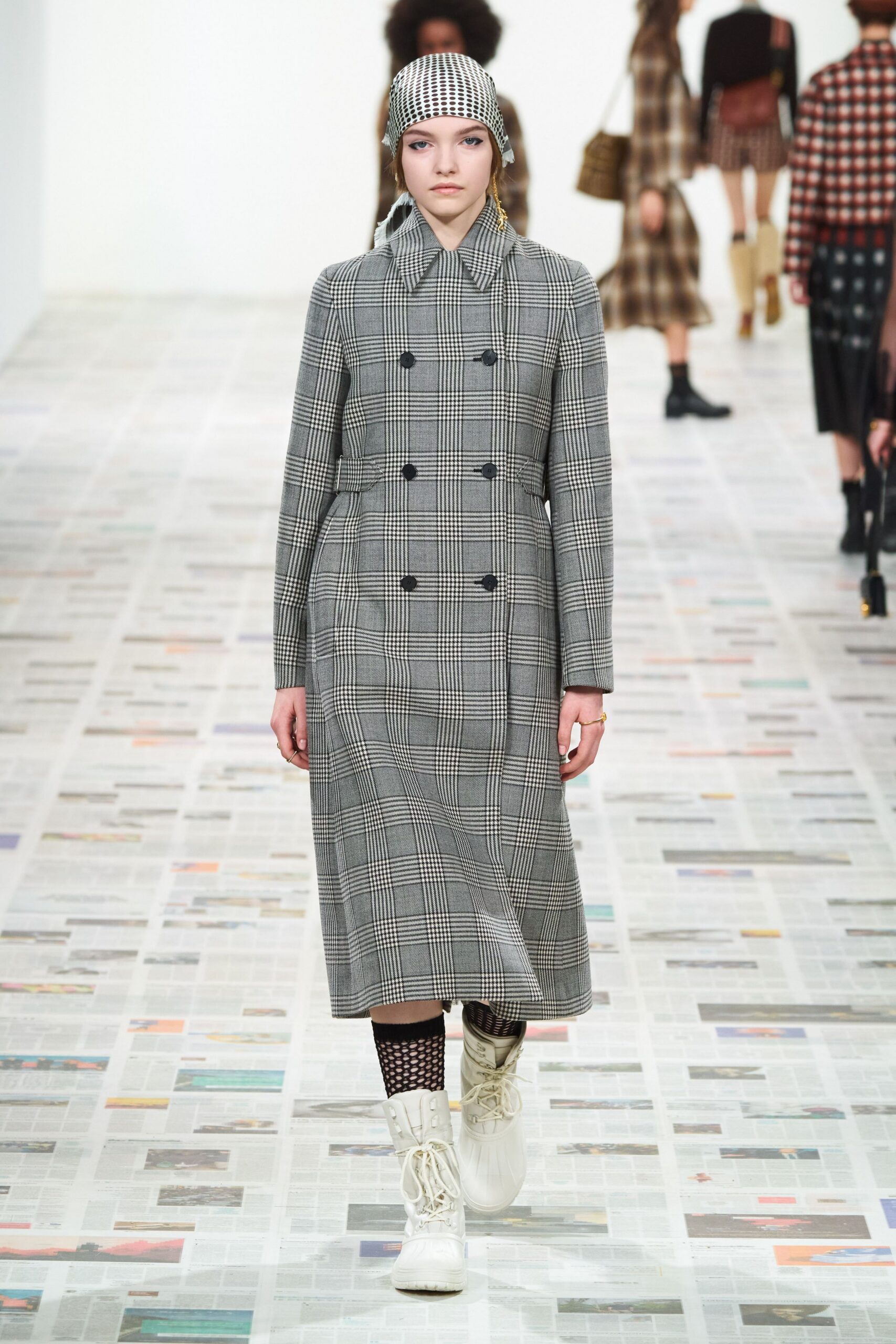 gray wool long-sleeve collared fitted checked midi coat