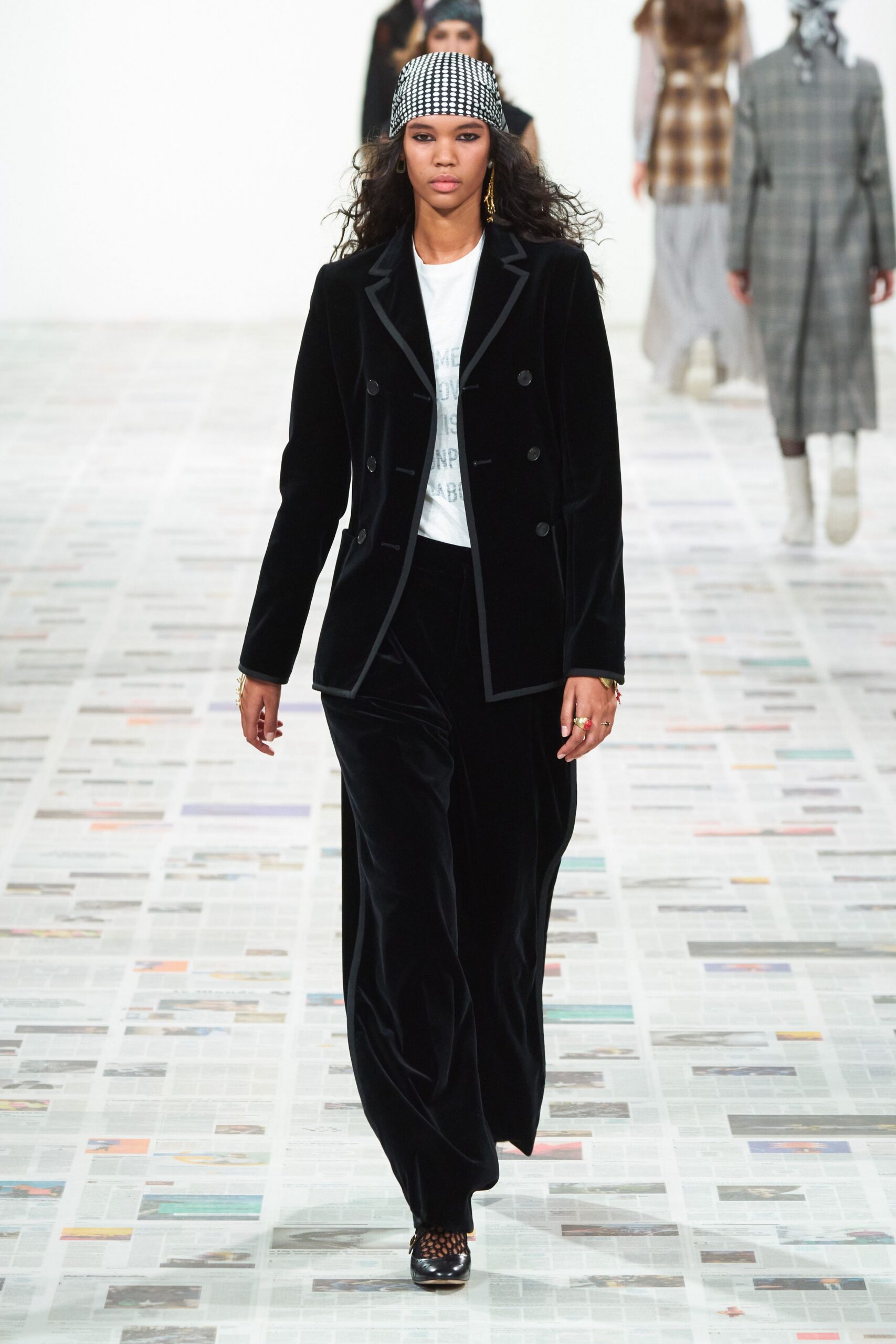 black velvet blazer with t-shirt