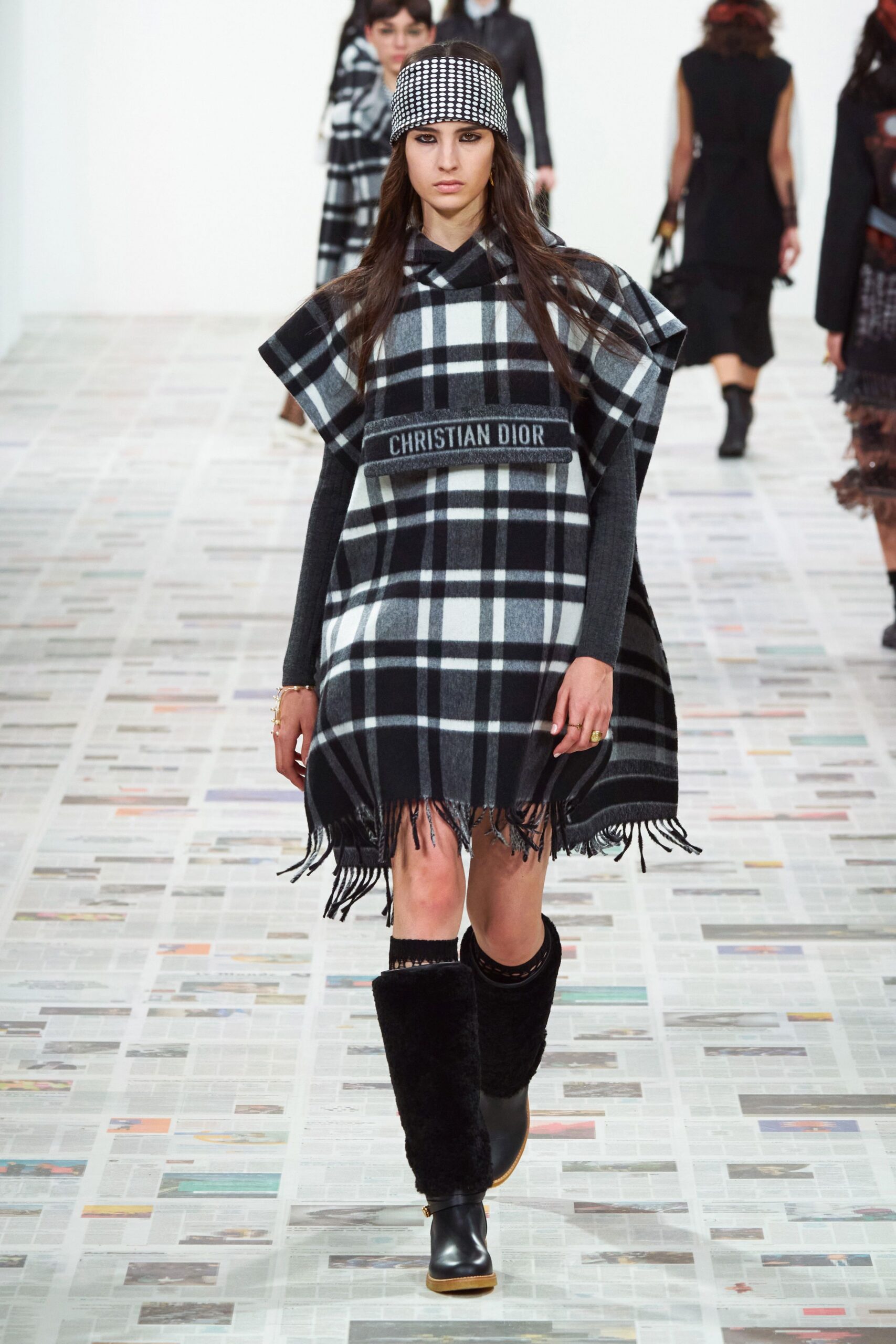 black wool sleeveless relaxed checked fringed poncho