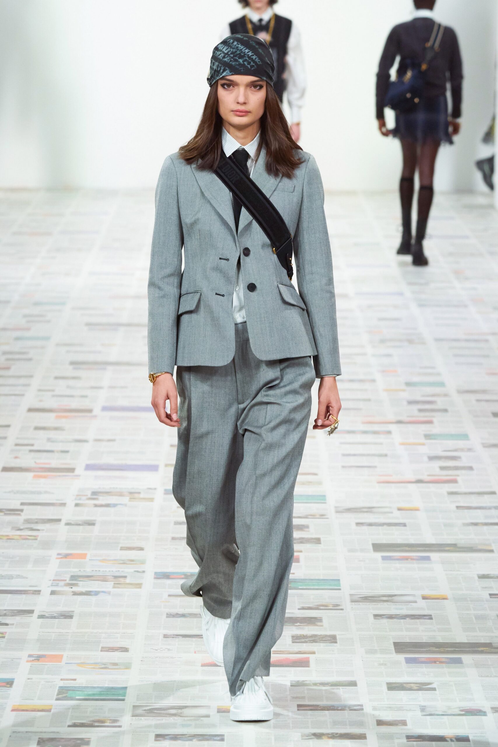 gray cotton long-sleeve collared tailored buttoned suit