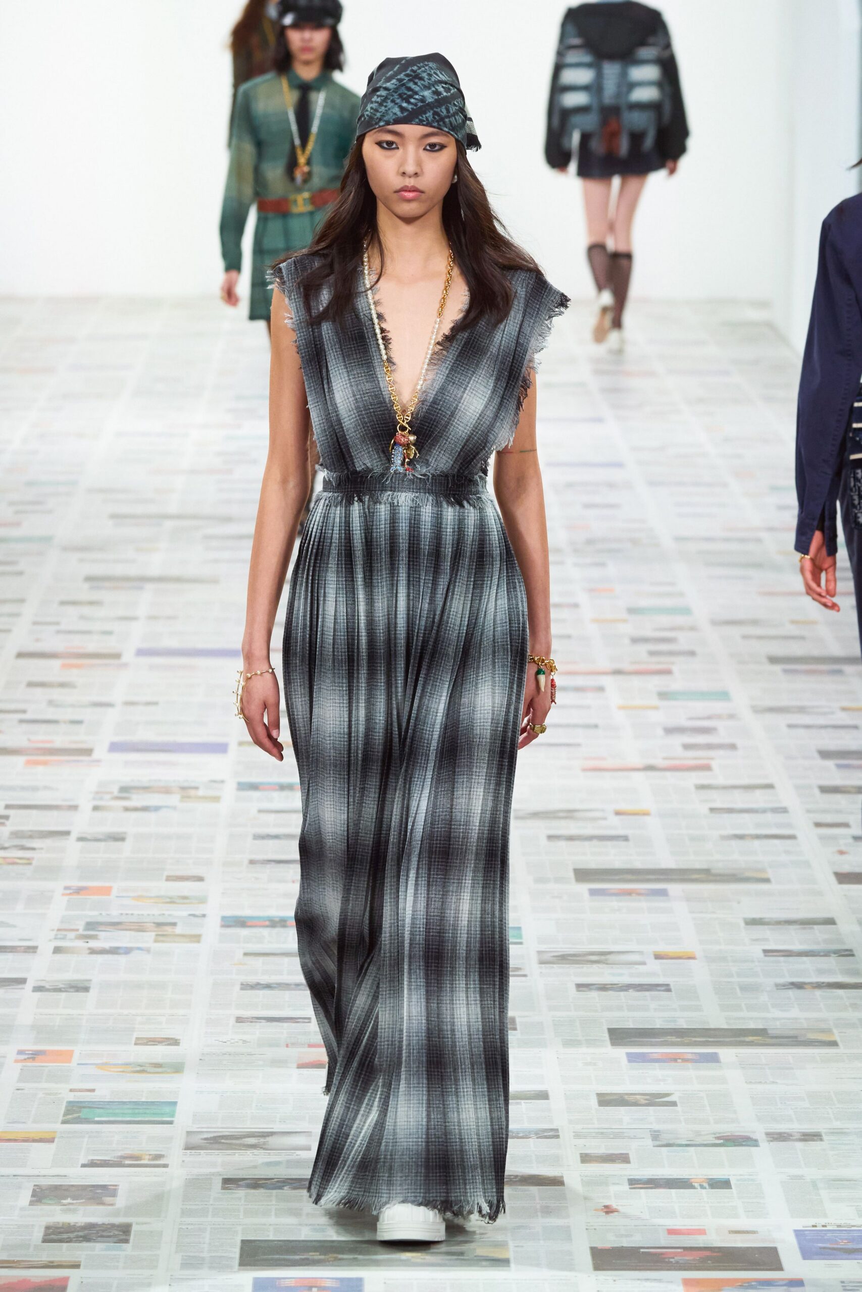 black cotton sleeveless v-neck fitted pleated printed dress