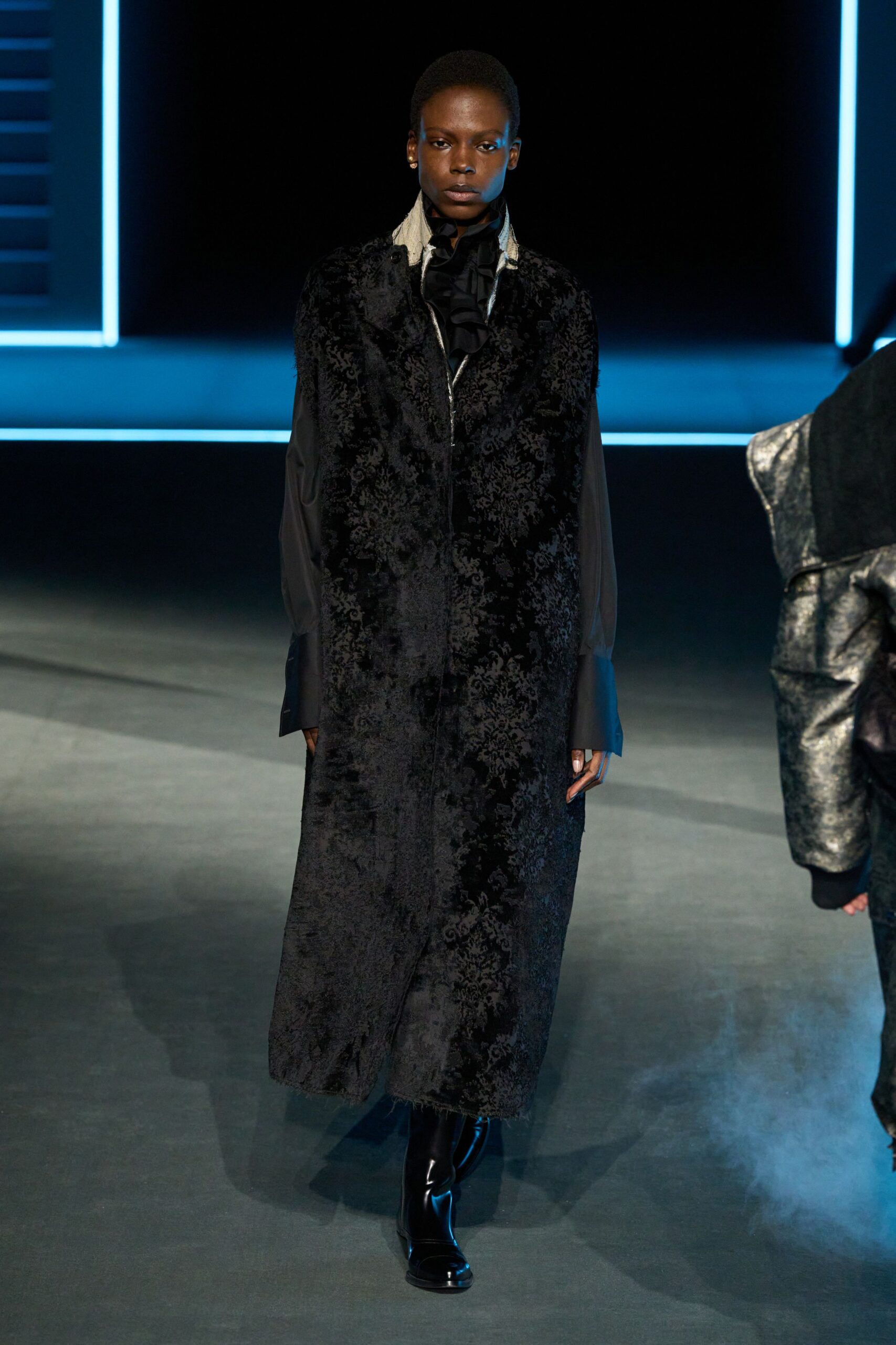black silk long-sleeve collared fitted shirt