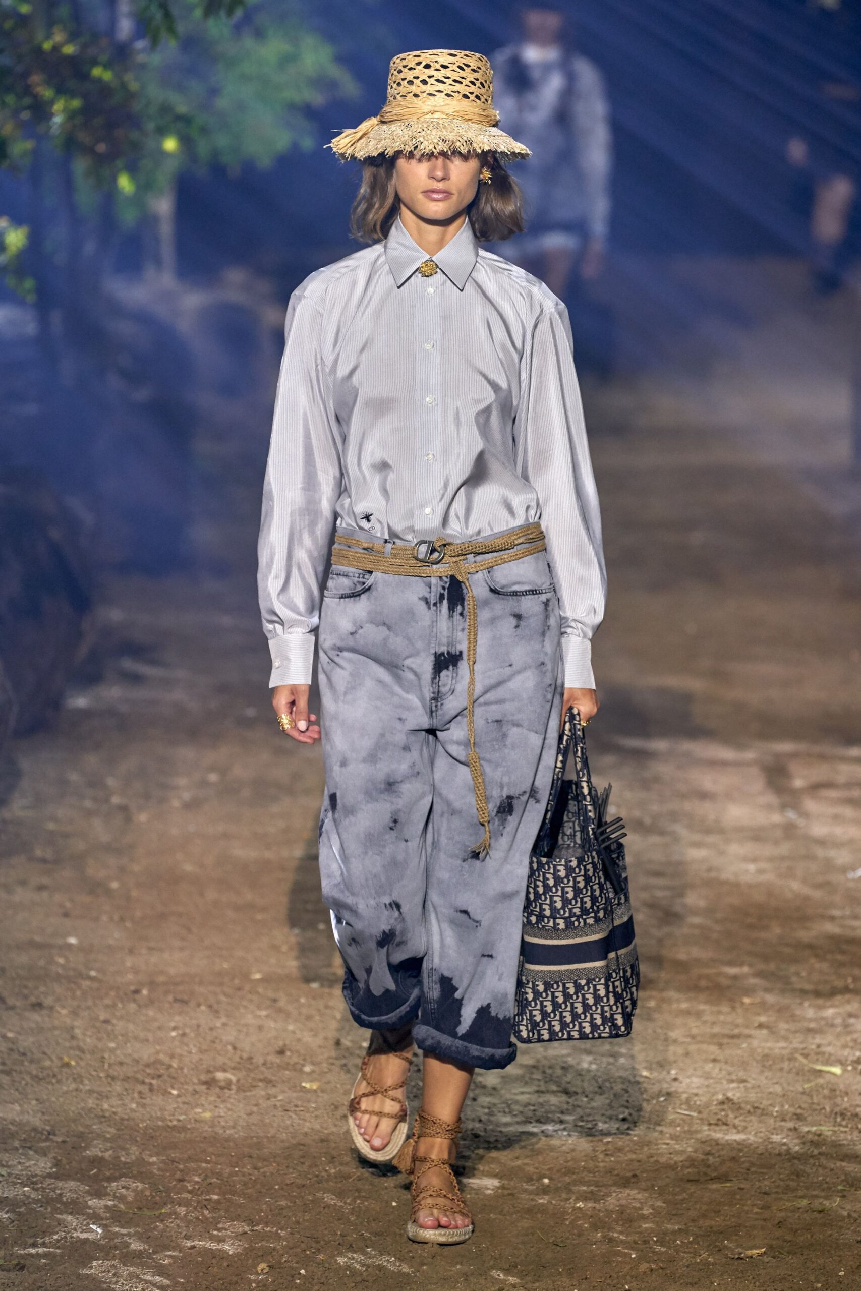 gray shirt blue pants with accessories