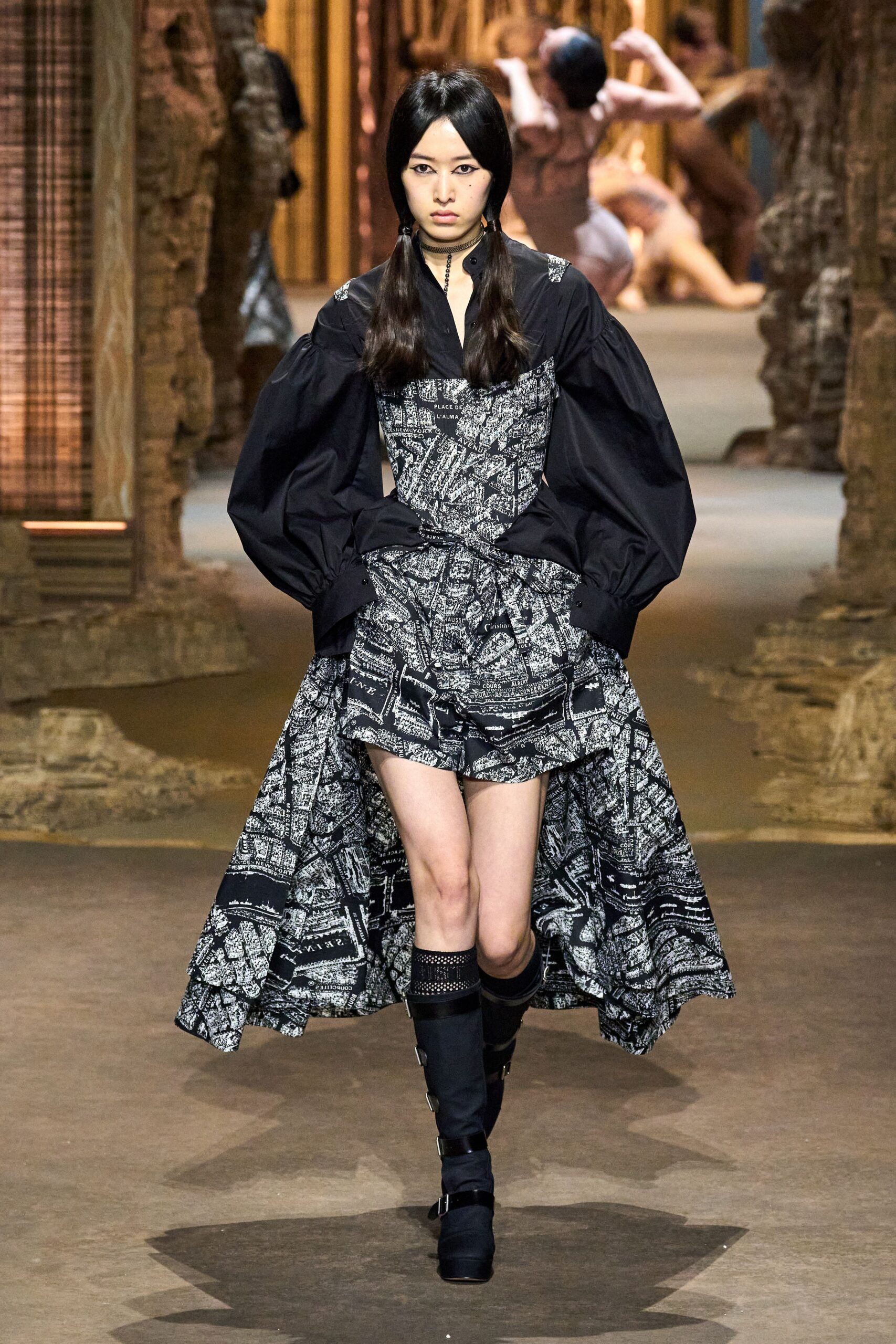 black cotton long-sleeve v-neck fitted pleated printed dress