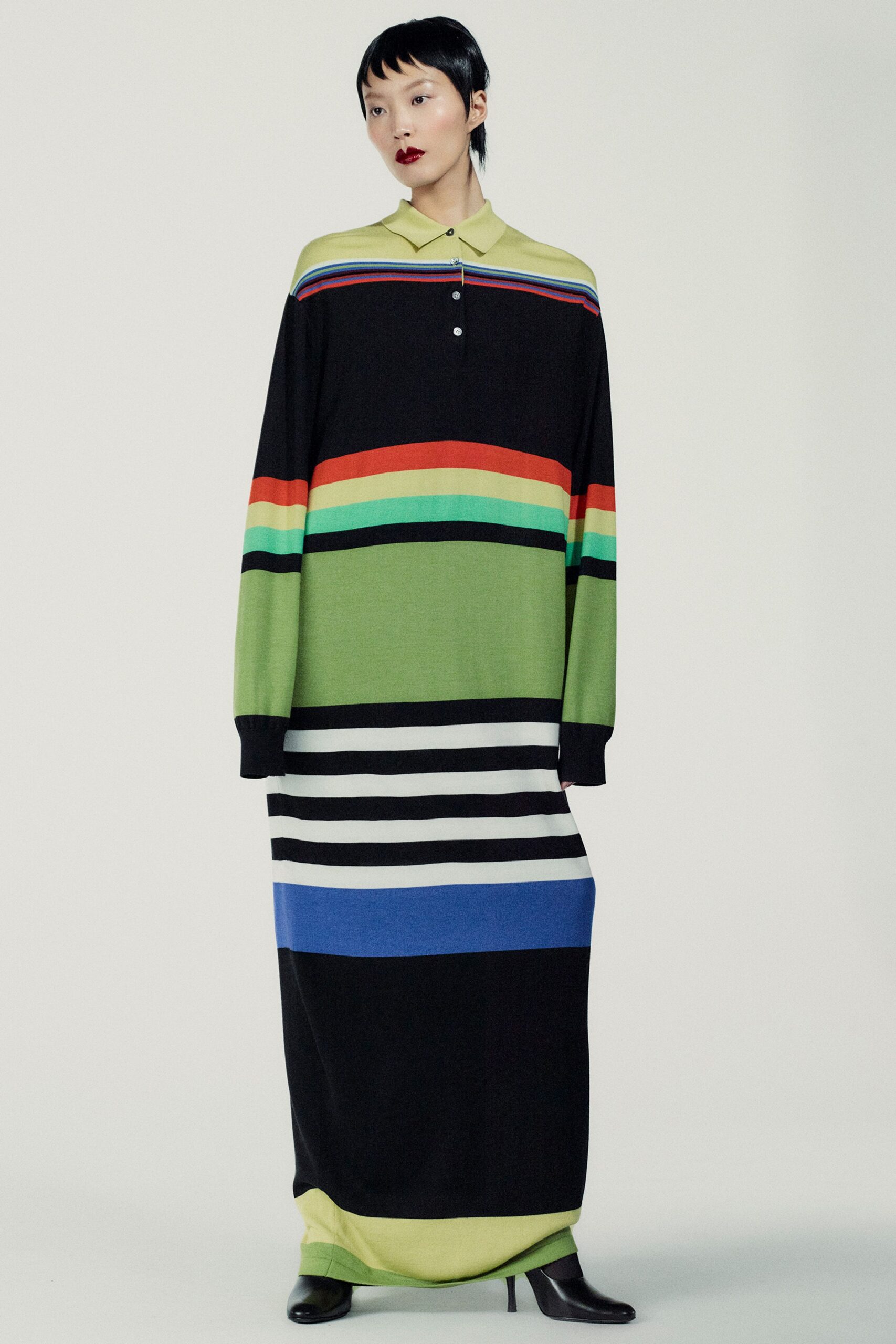 striped maxi dress with black shoes