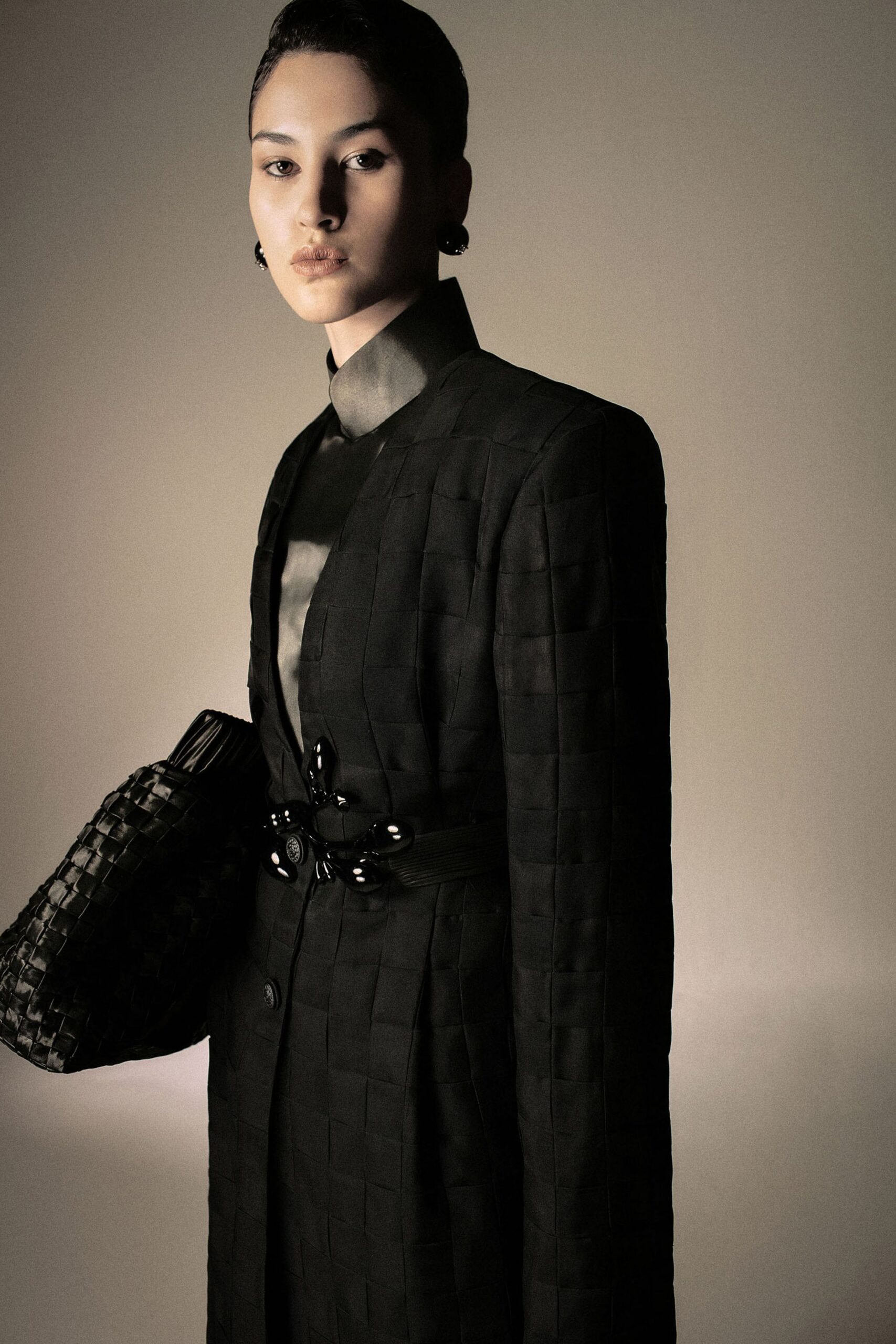 black cotton long-sleeve collared fitted buttoned pleated blazer
