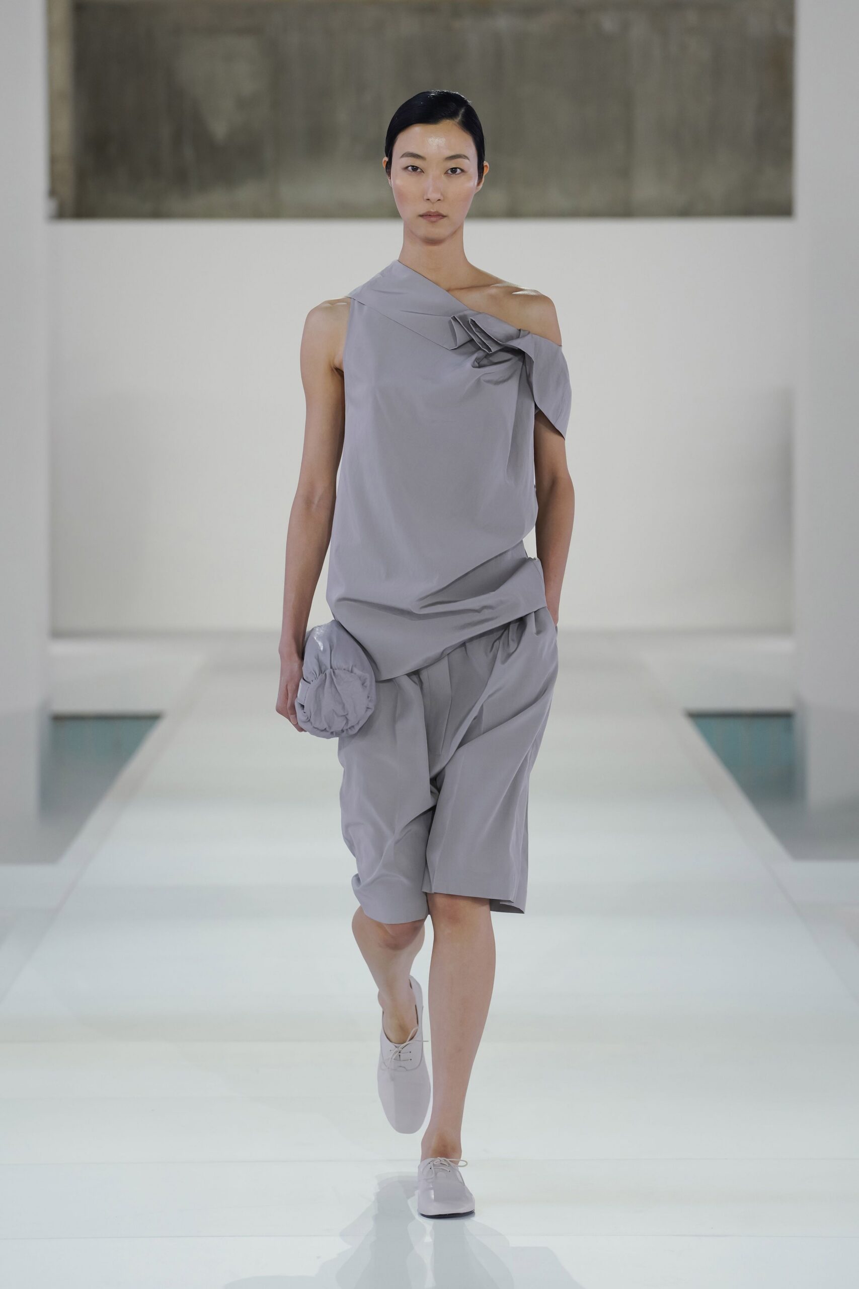 gray cotton relaxed pleated short shorts