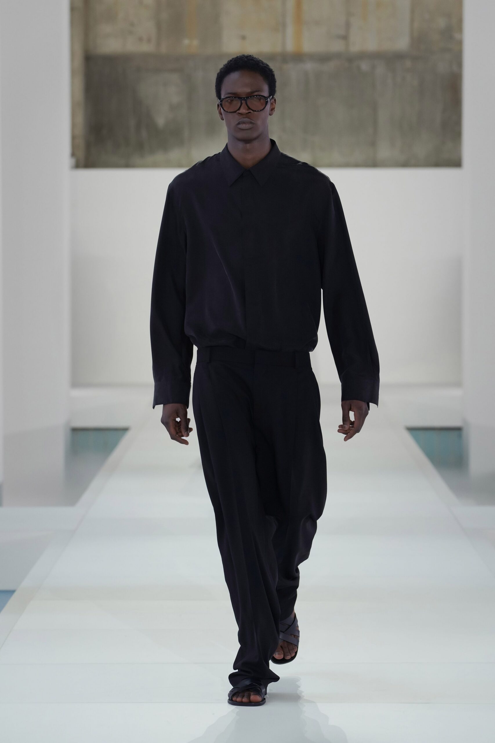 black cotton long-sleeve collared relaxed shirt