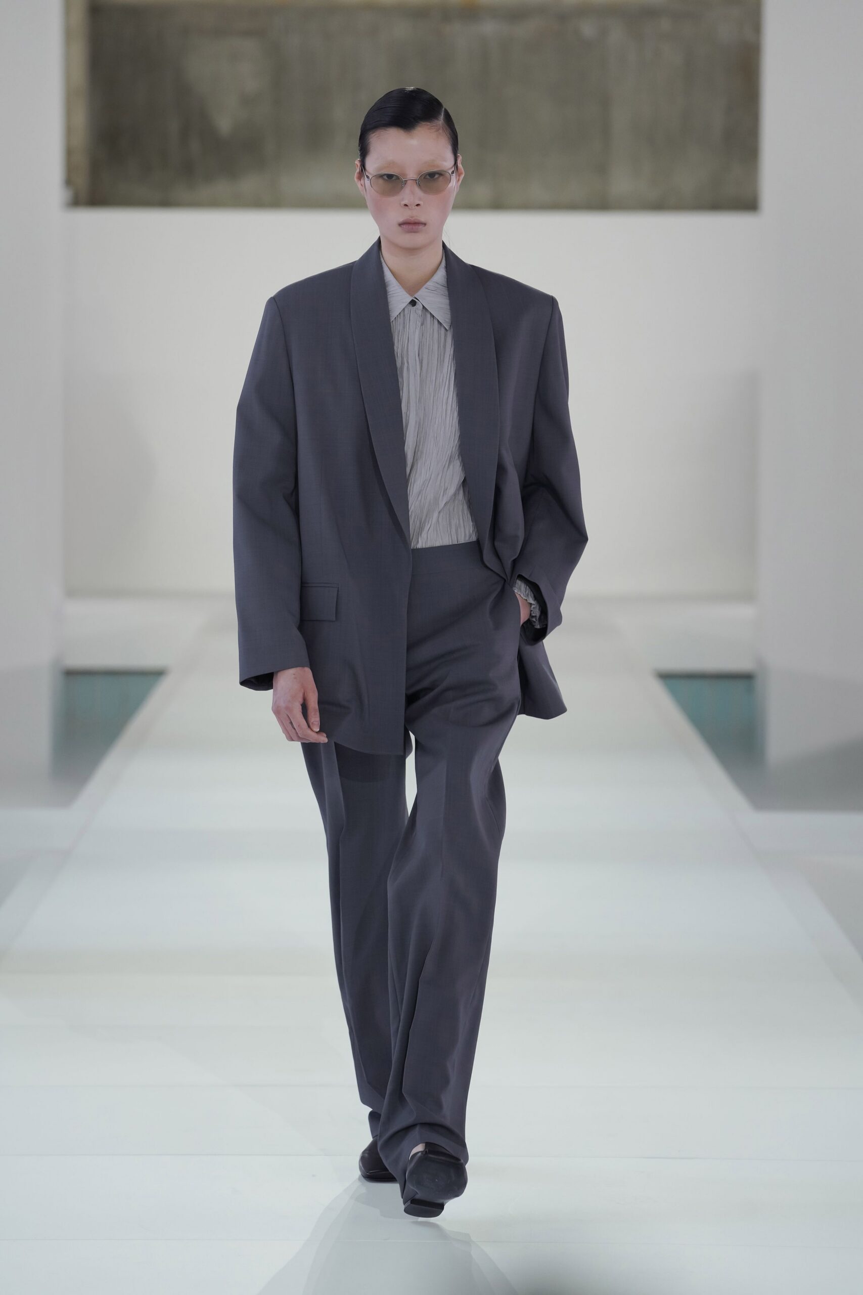 gray cotton long-sleeve collared relaxed buttoned suit