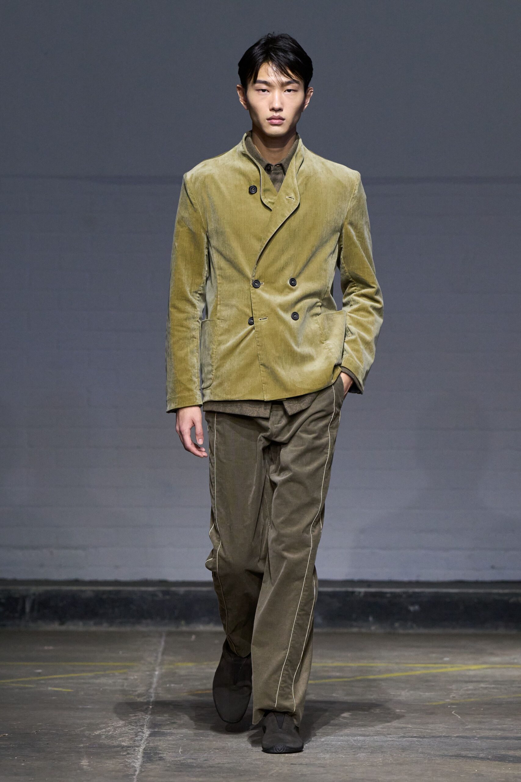 green long-sleeve collared tailored blazer