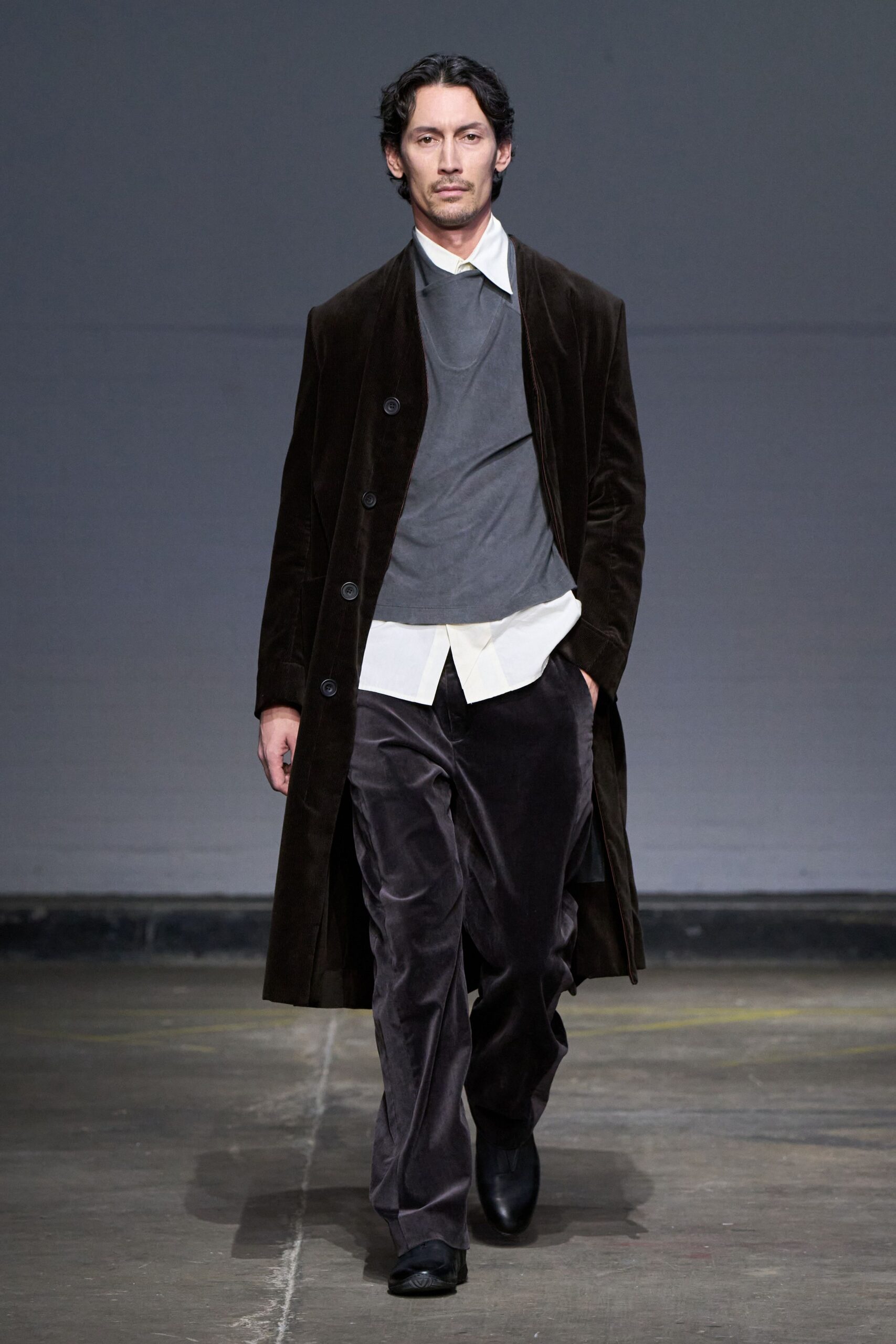gray wool long-sleeve v-neck fitted sweater