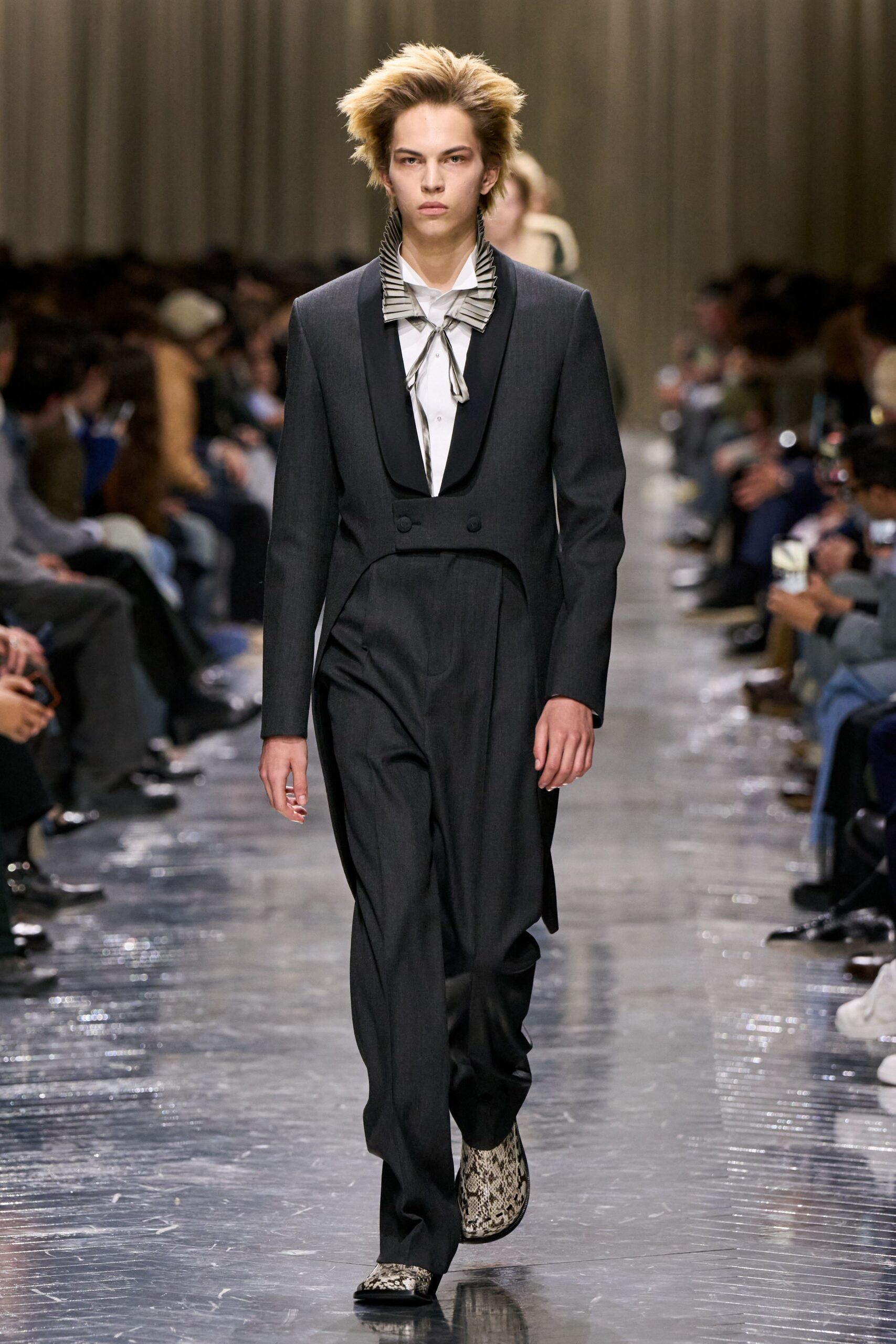 black wool long-sleeve collared tailored pleated suit