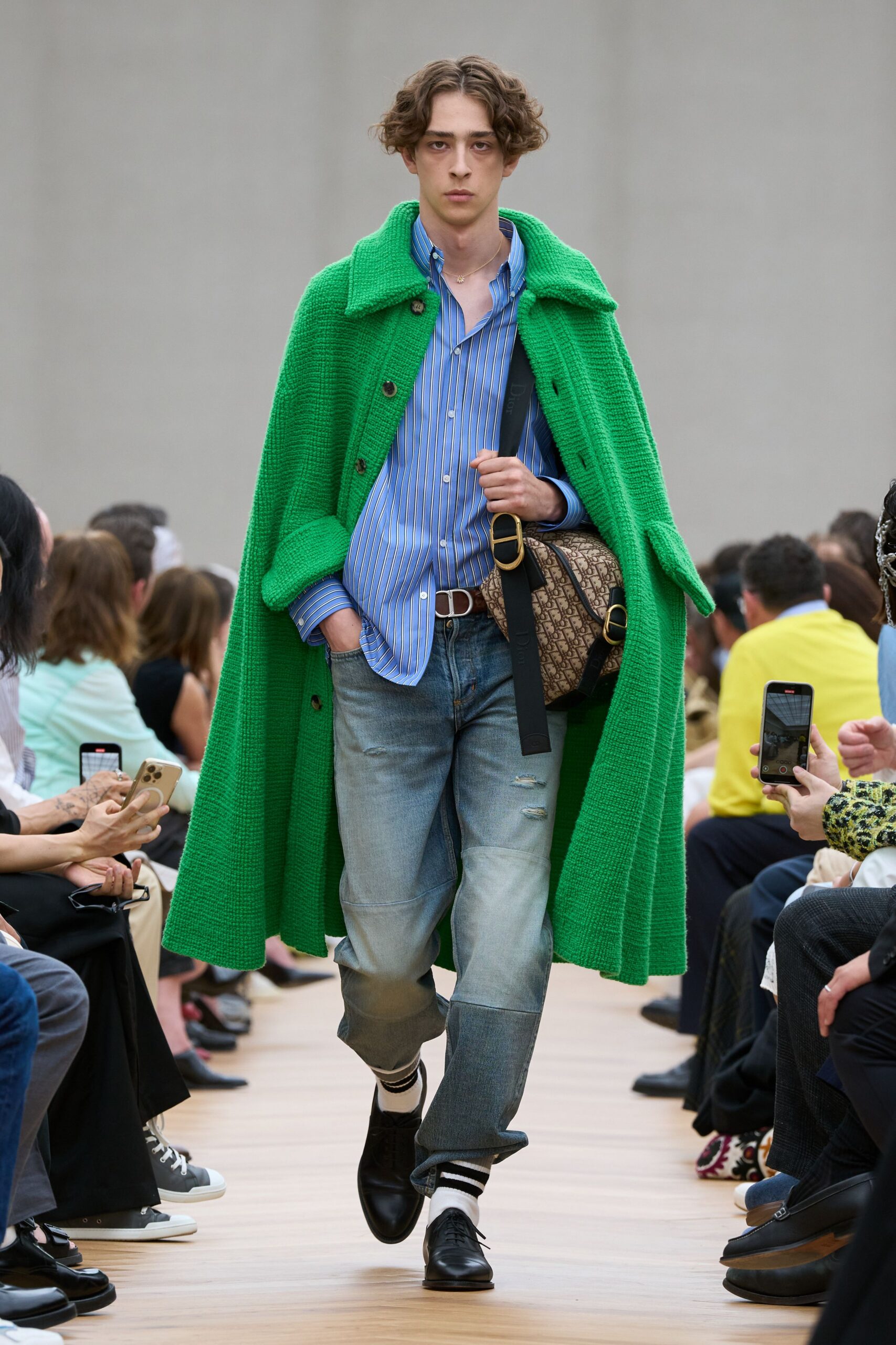 green wool long-sleeve collared relaxed buttoned coat