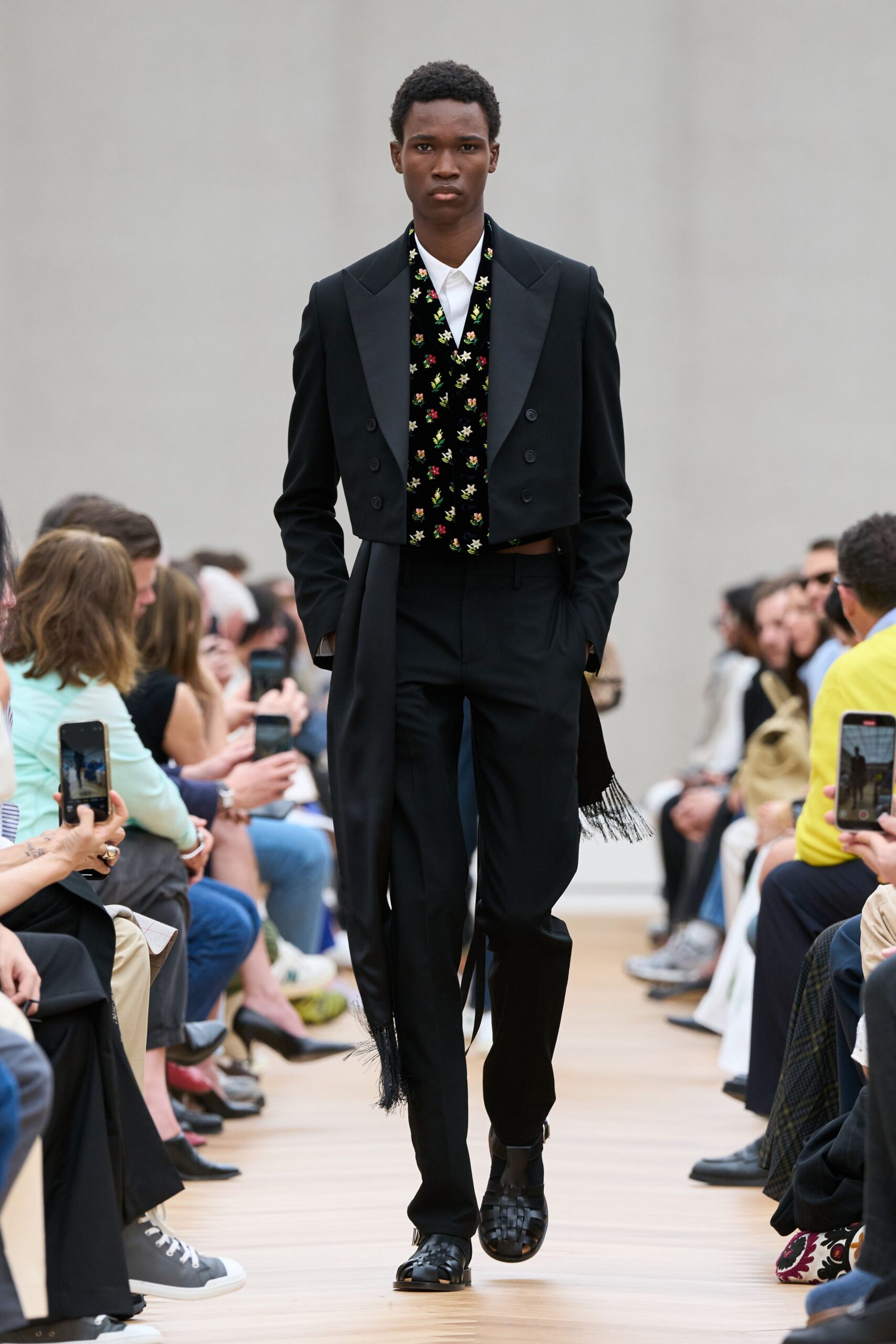 black wool long-sleeve collared tailored buttoned fringed suit