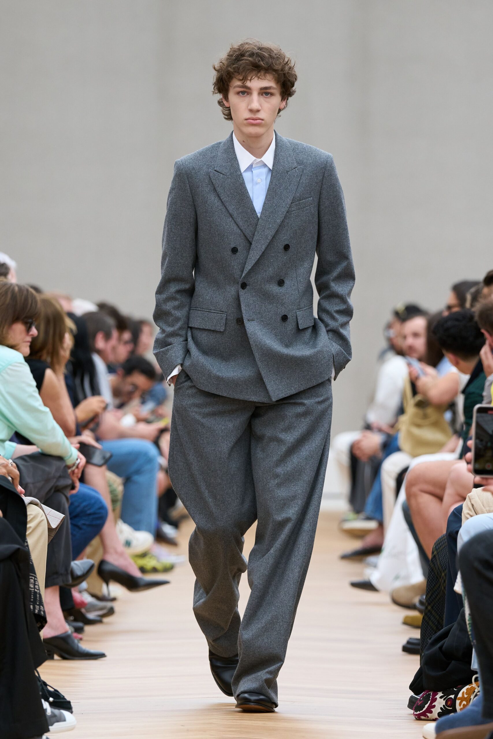 gray wool long-sleeve collared relaxed buttoned pleated suit