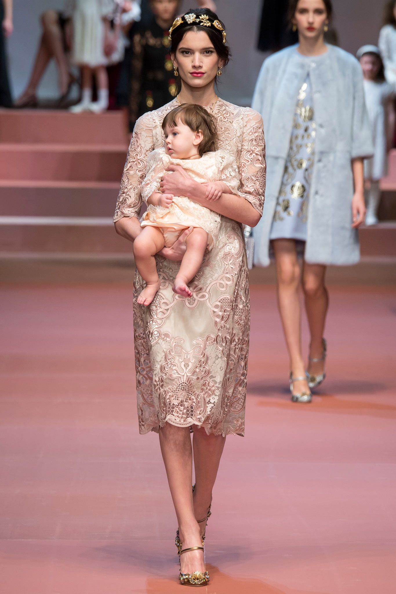 Dolce & Gabbana Fall 2015 Ready-to-Wear Look 8