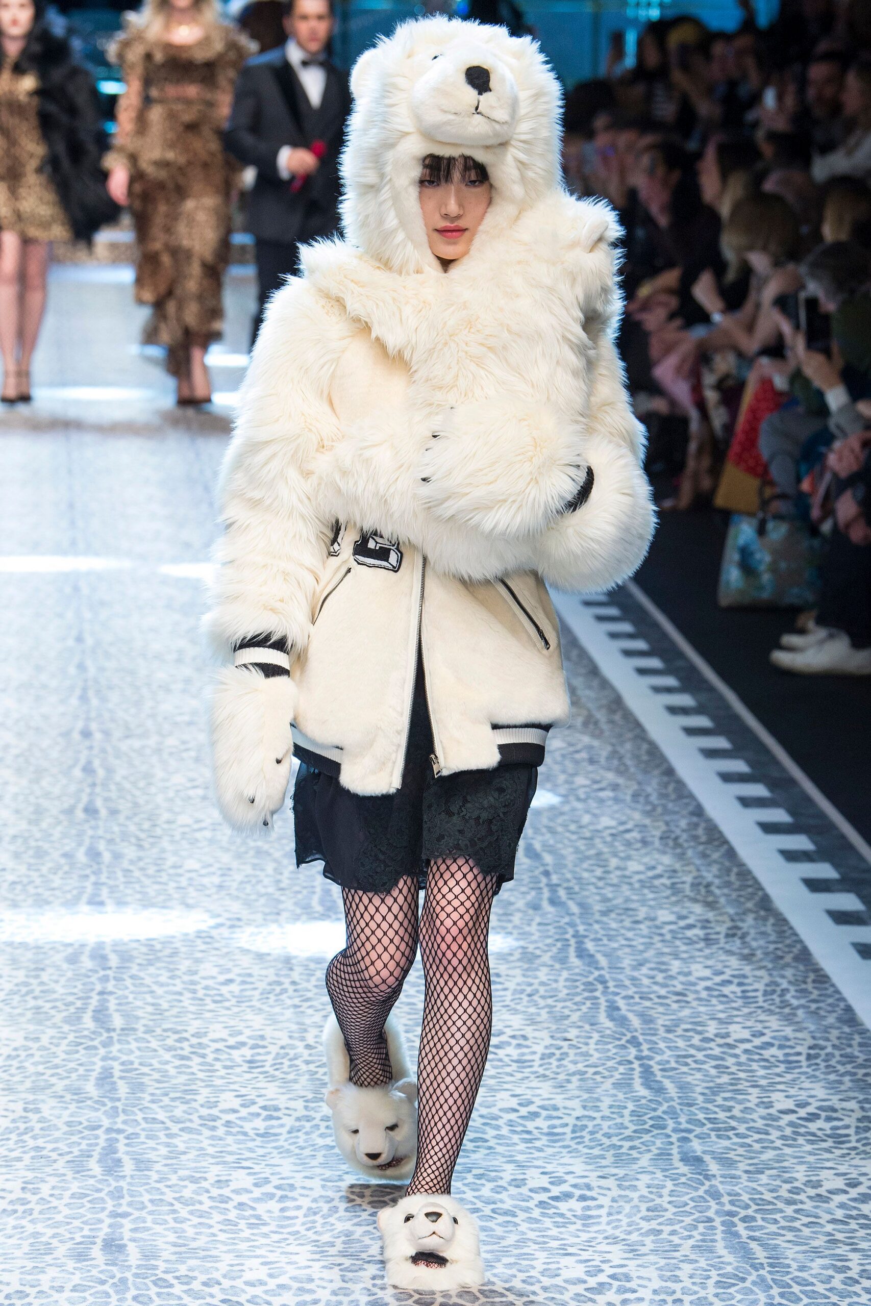 white faux-fur long-sleeve collared oversized coat