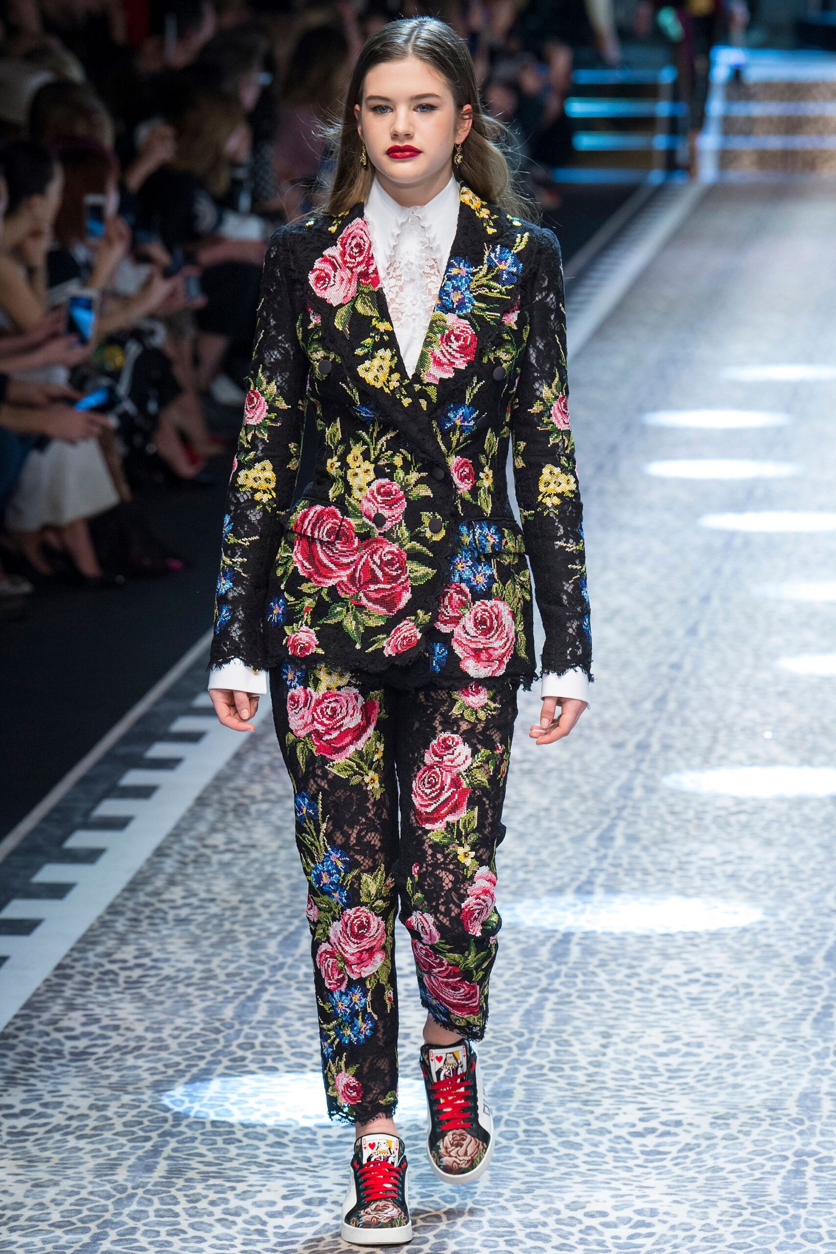 black silk long-sleeve collared fitted floral embroidered suit