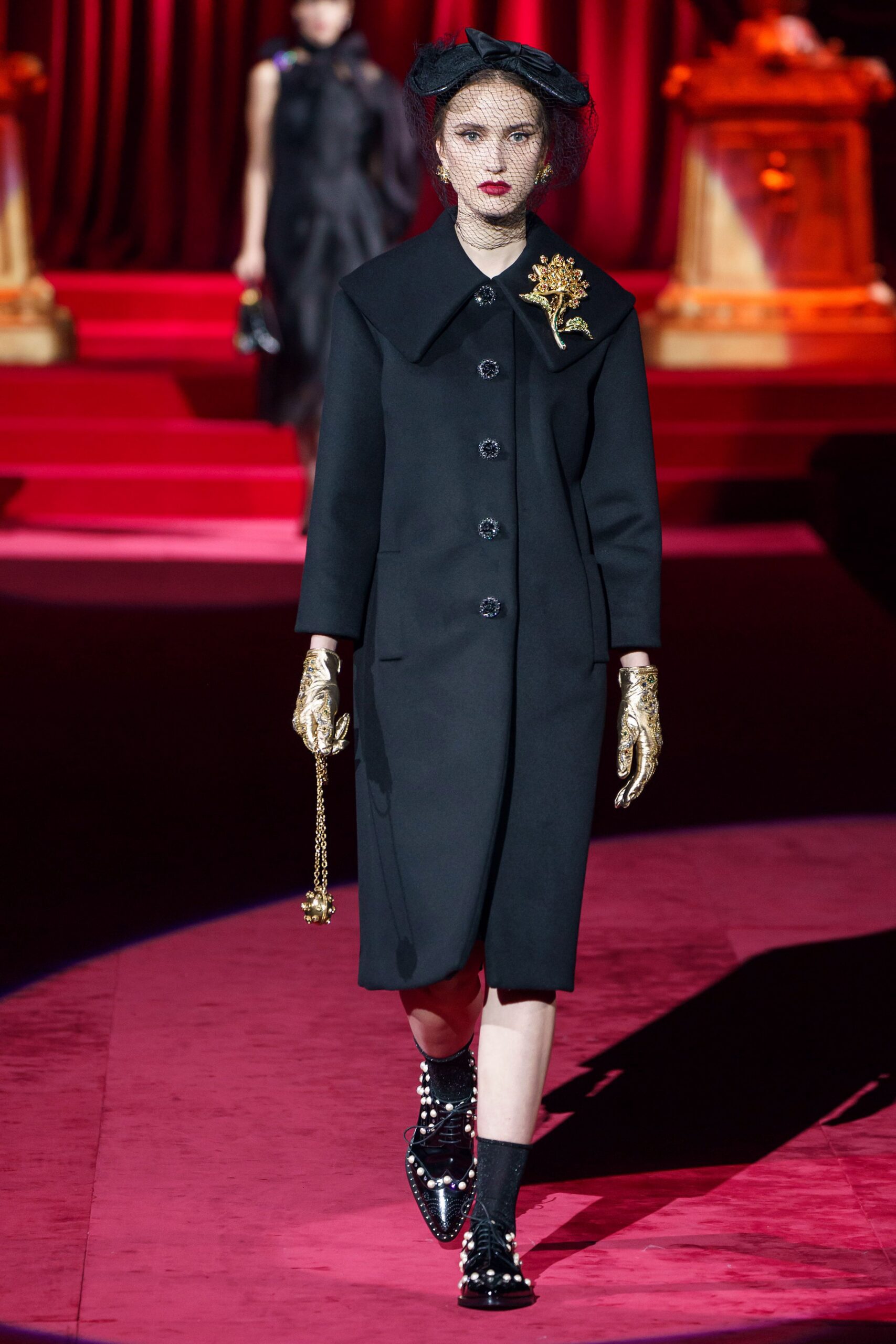 black wool long-sleeve collared fitted buttoned coat