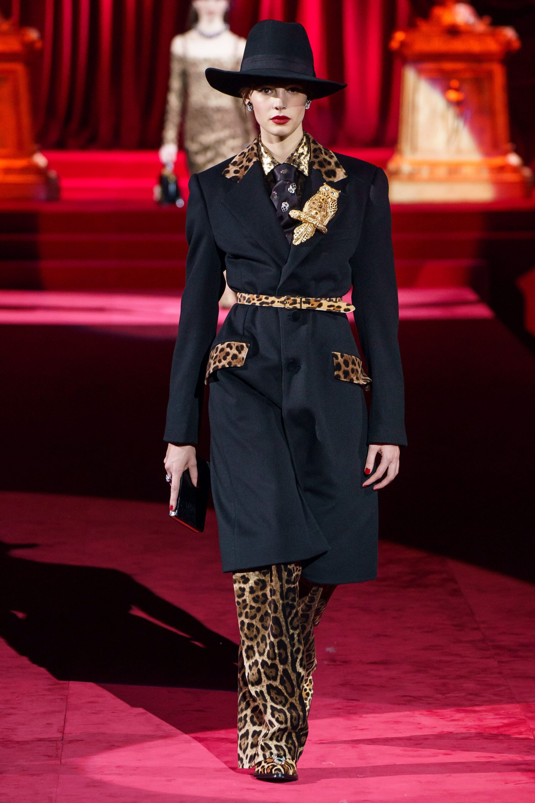 black wool long-sleeve collared tailored buttoned pleated coat