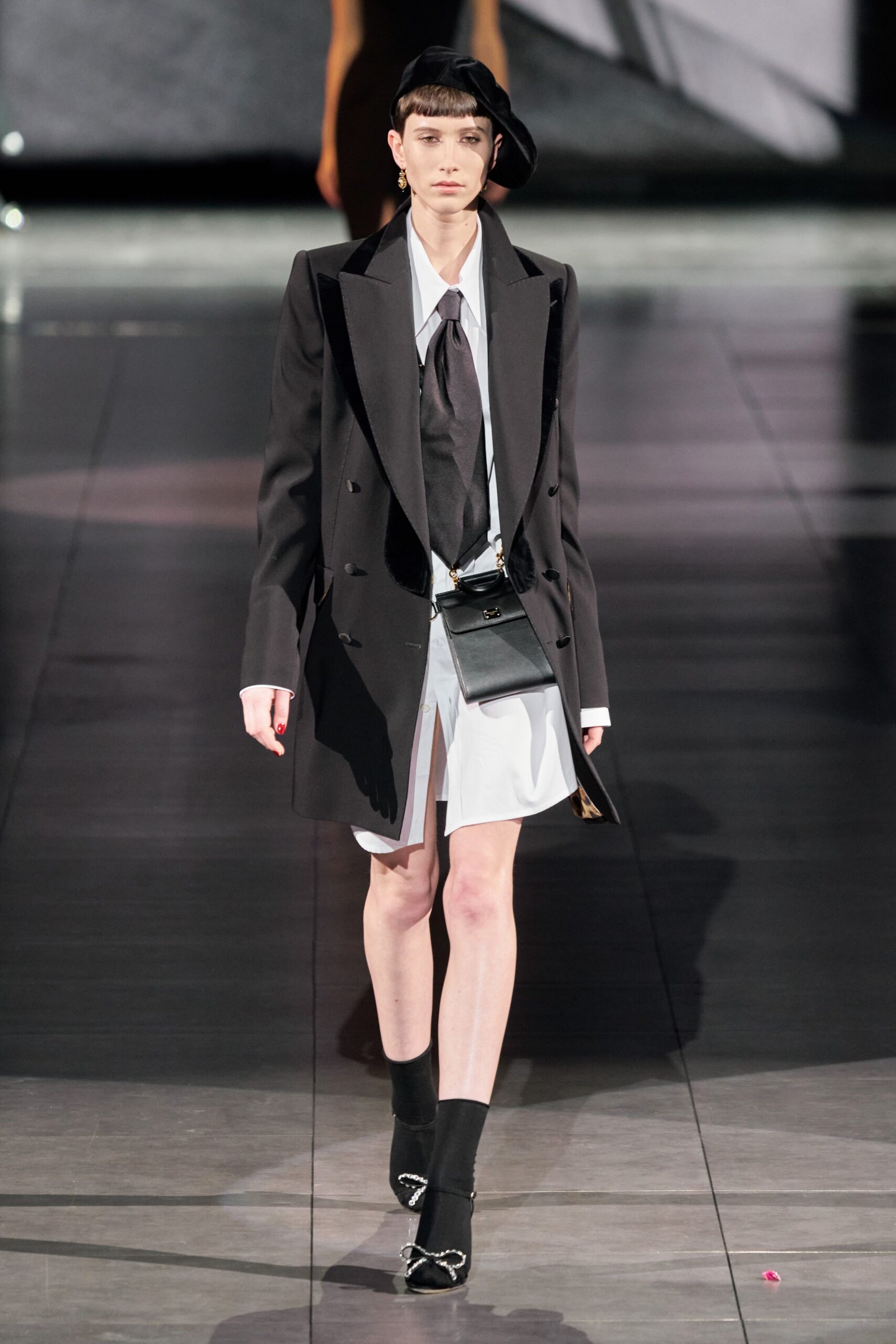 black wool long-sleeve collared tailored blazer