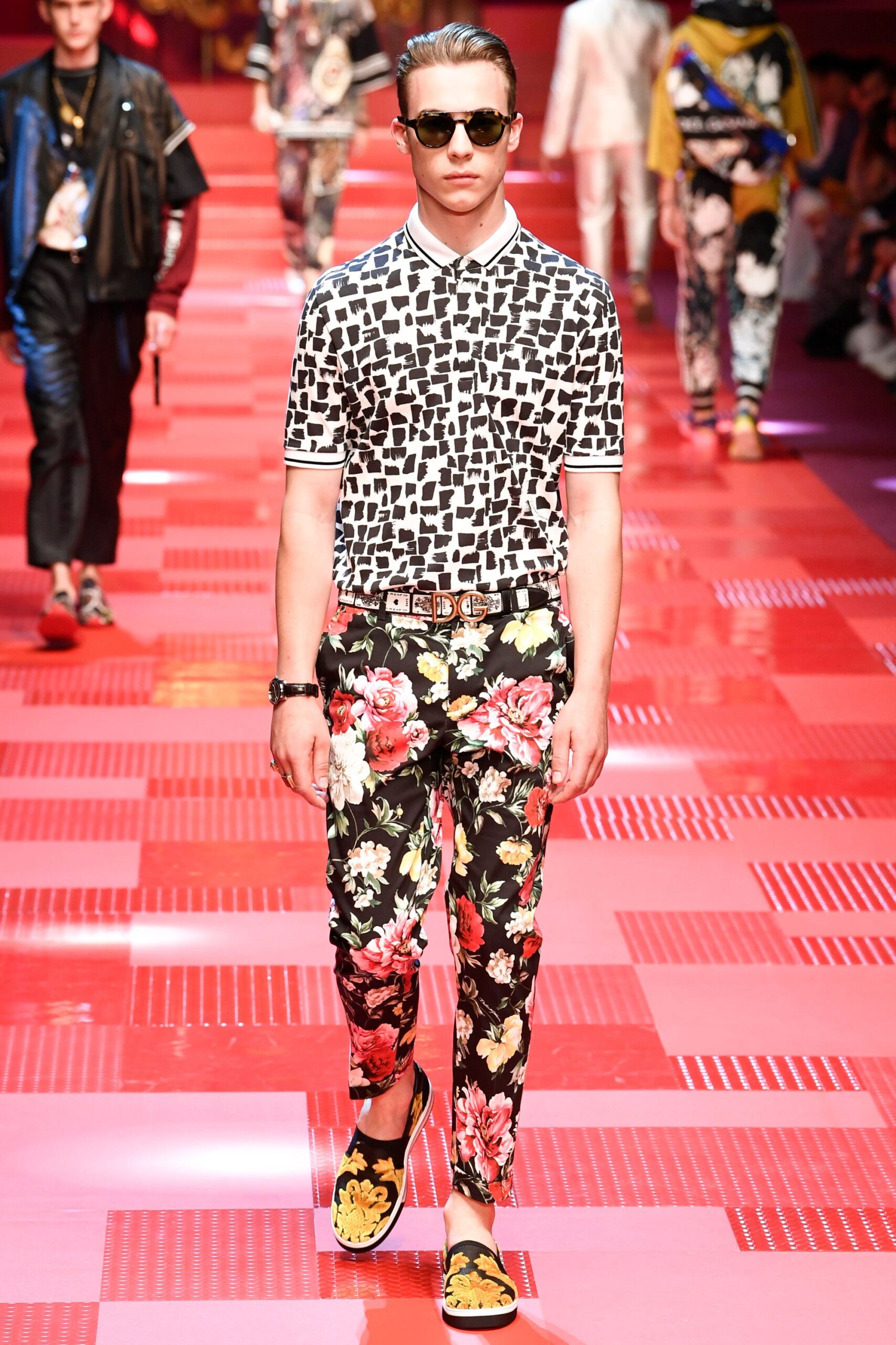 black short-sleeve collared fitted printed shirt