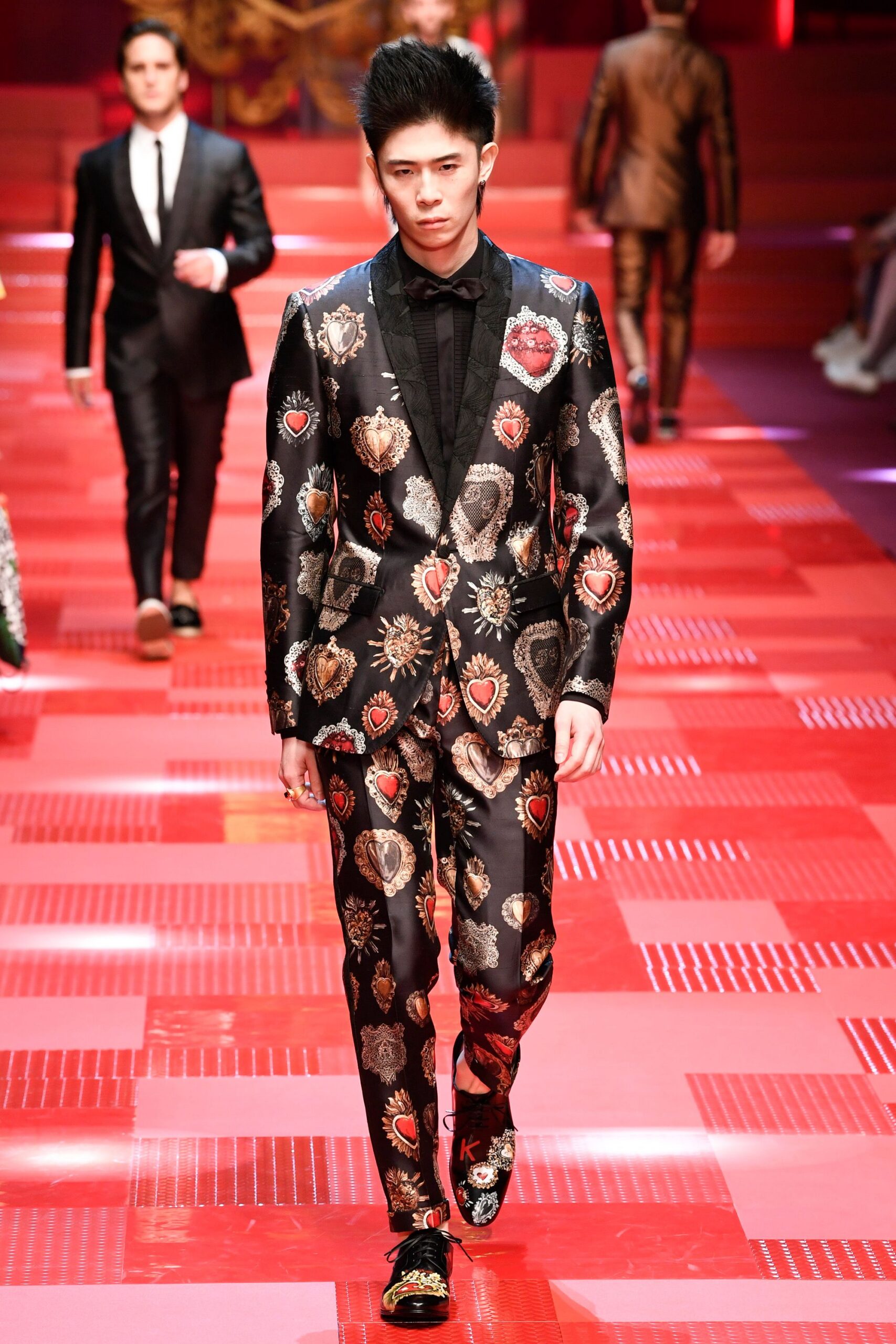 black silk long-sleeve collared fitted printed suit