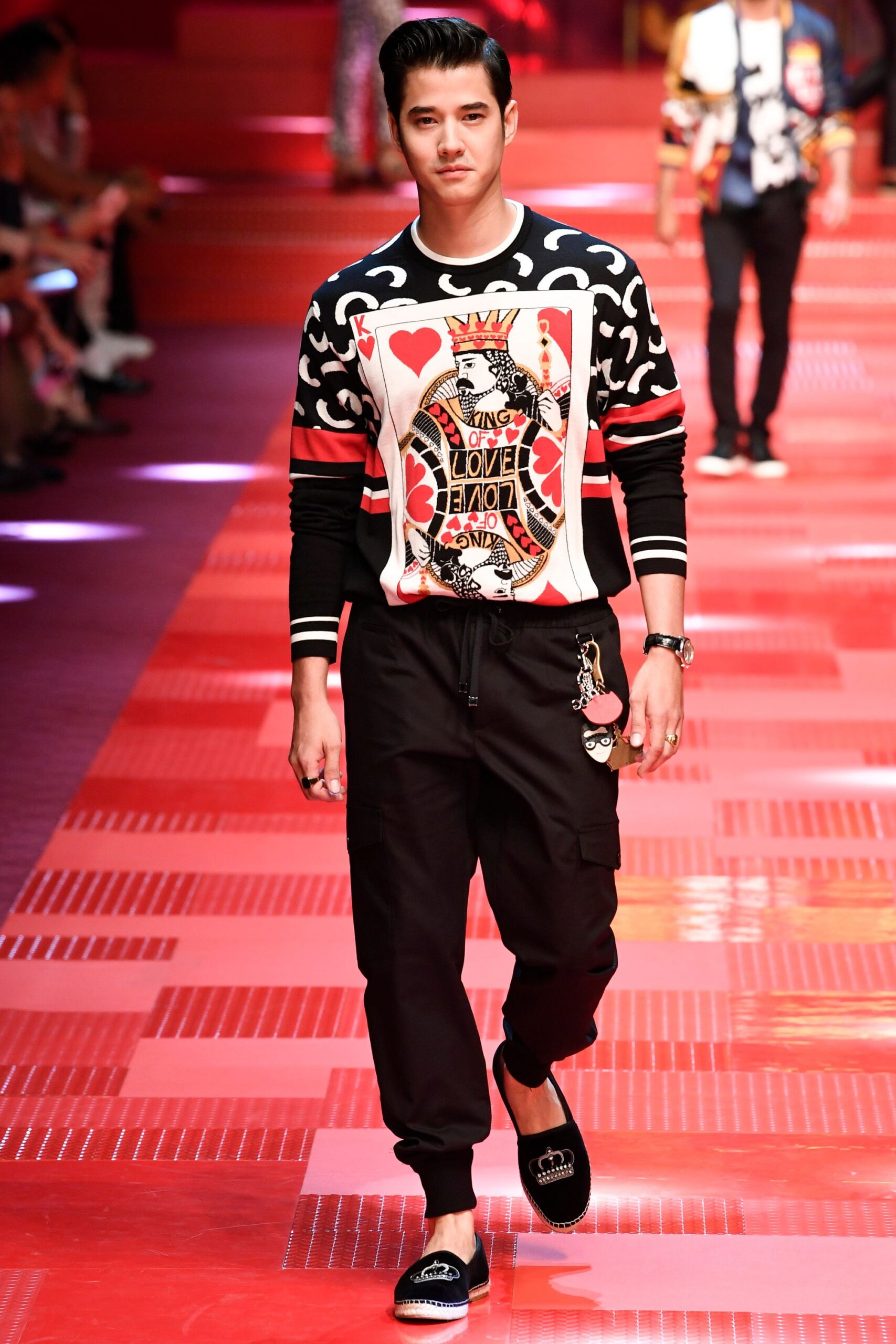 black cotton long-sleeve collared fitted printed sweater