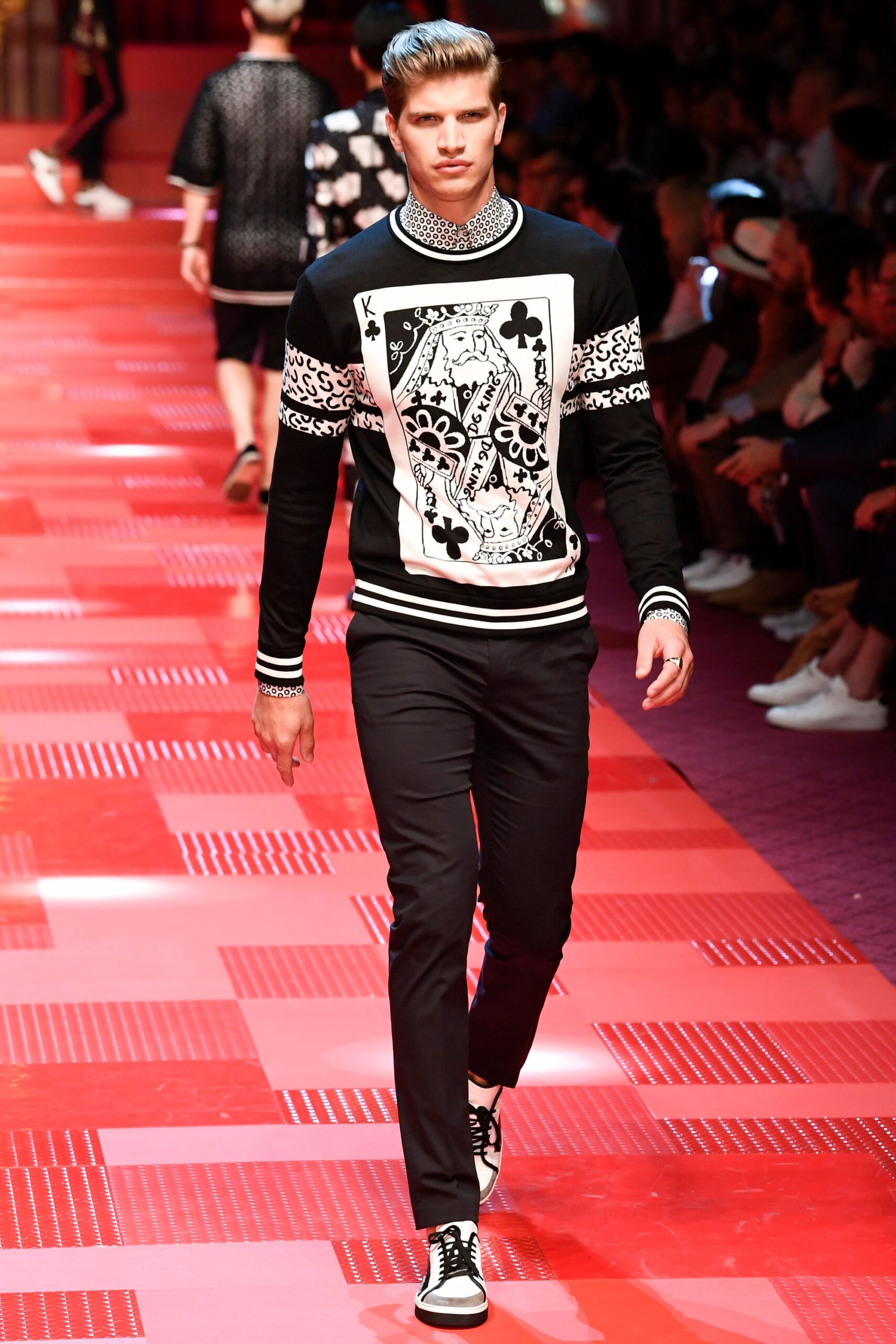 black cotton long-sleeve collared fitted printed sweater
