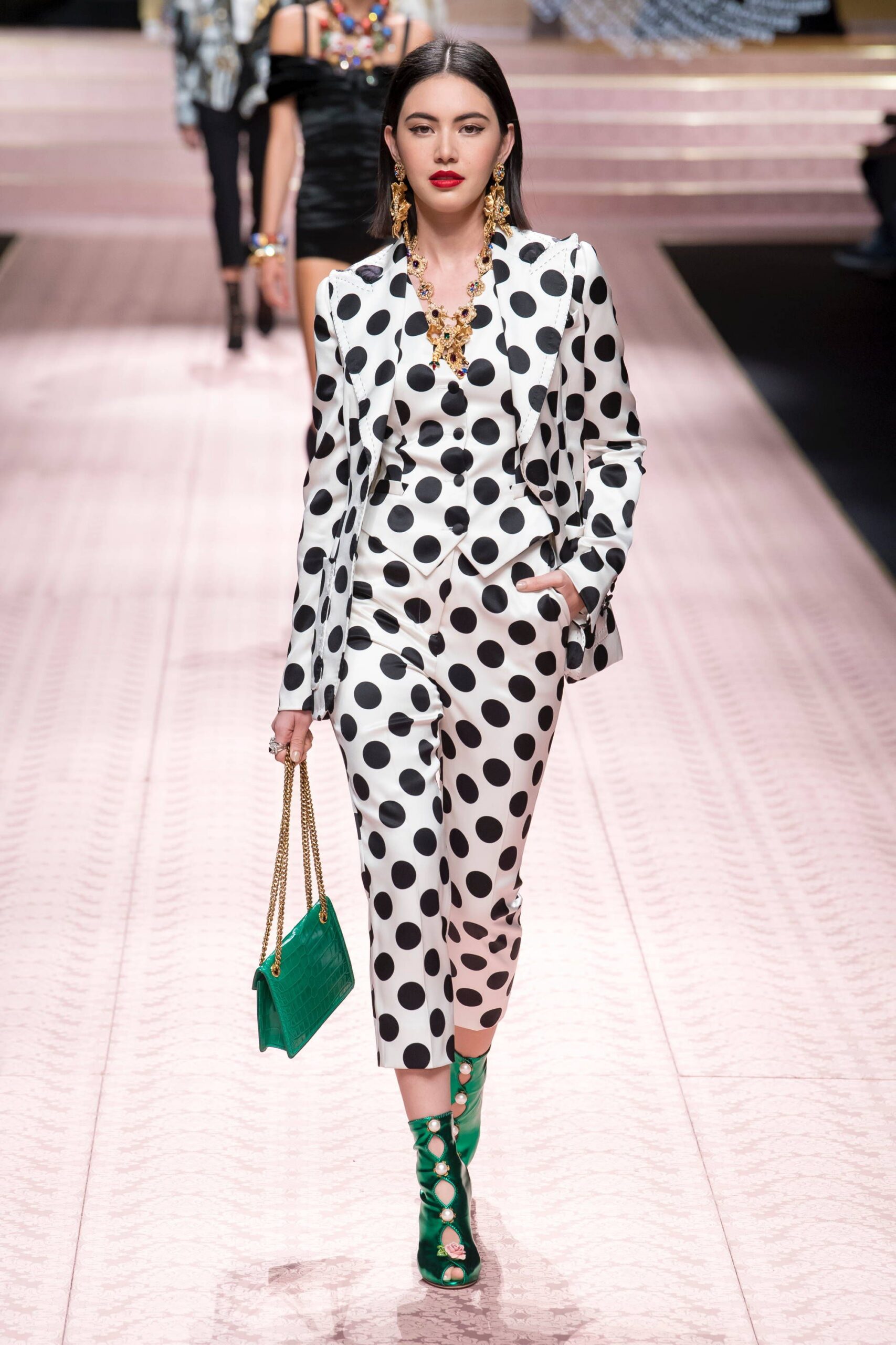 polka-dot fitted suit with green accessories