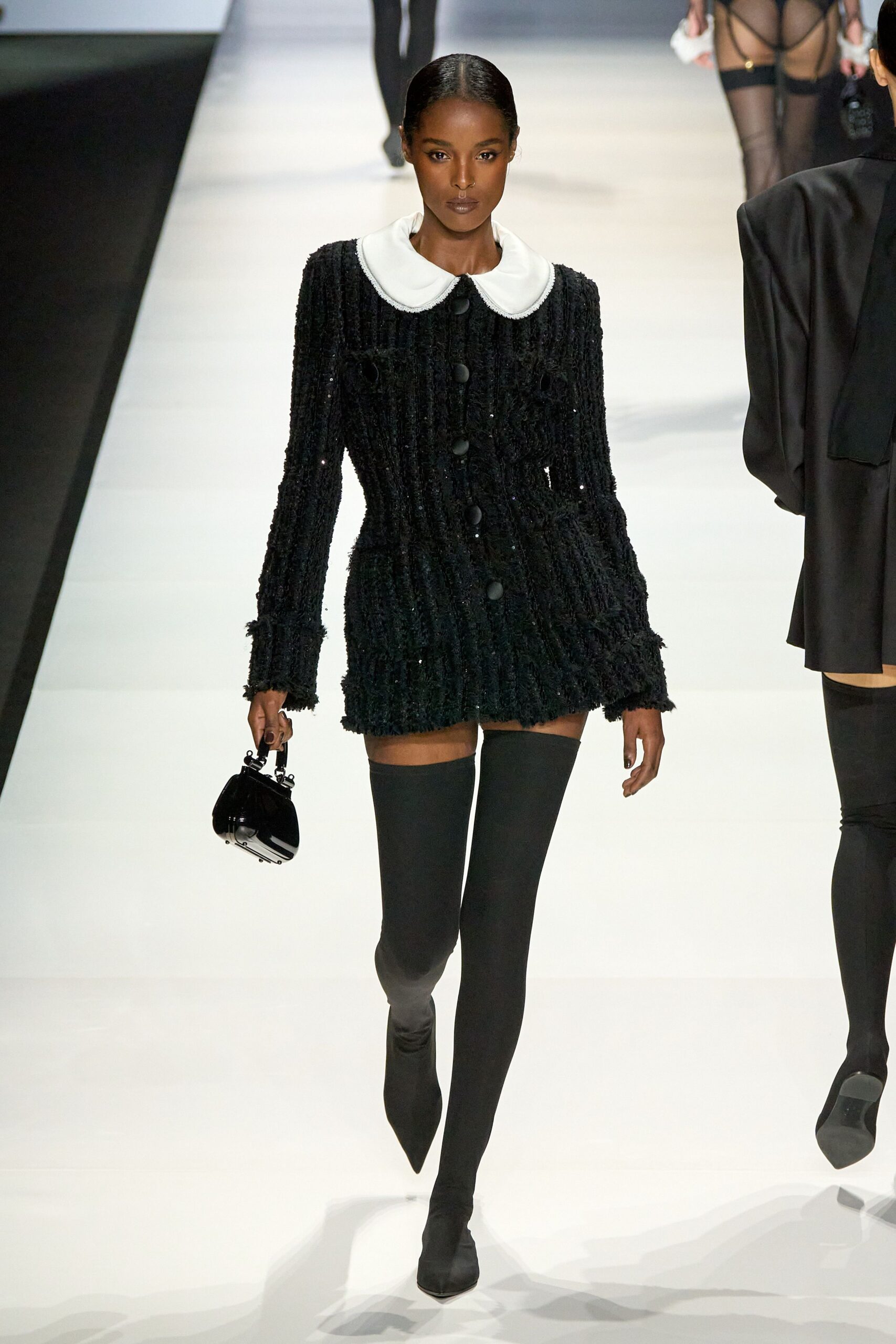 black tweed long-sleeve collared fitted buttoned pleated blazer