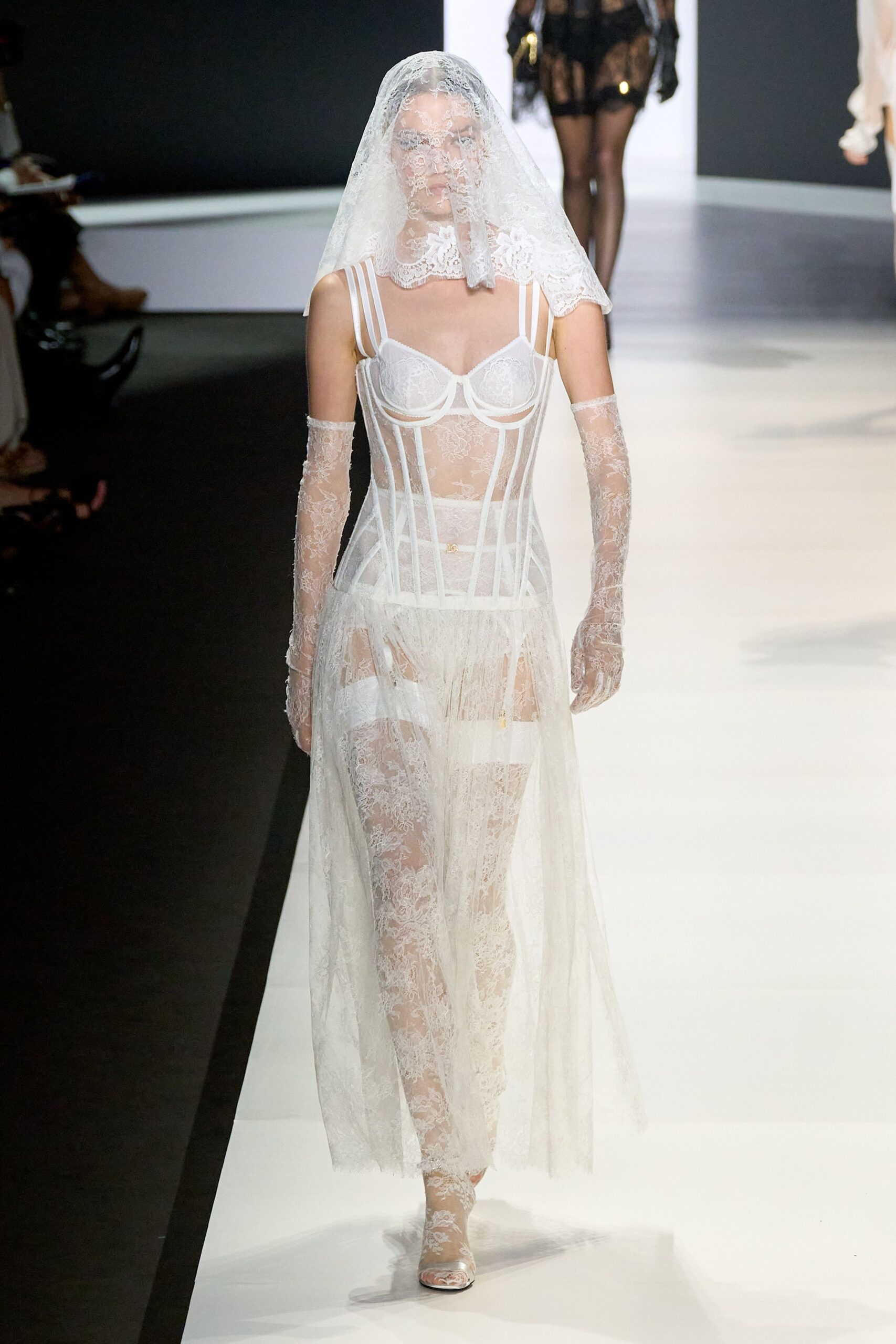 white lace long-sleeve fitted gloves
