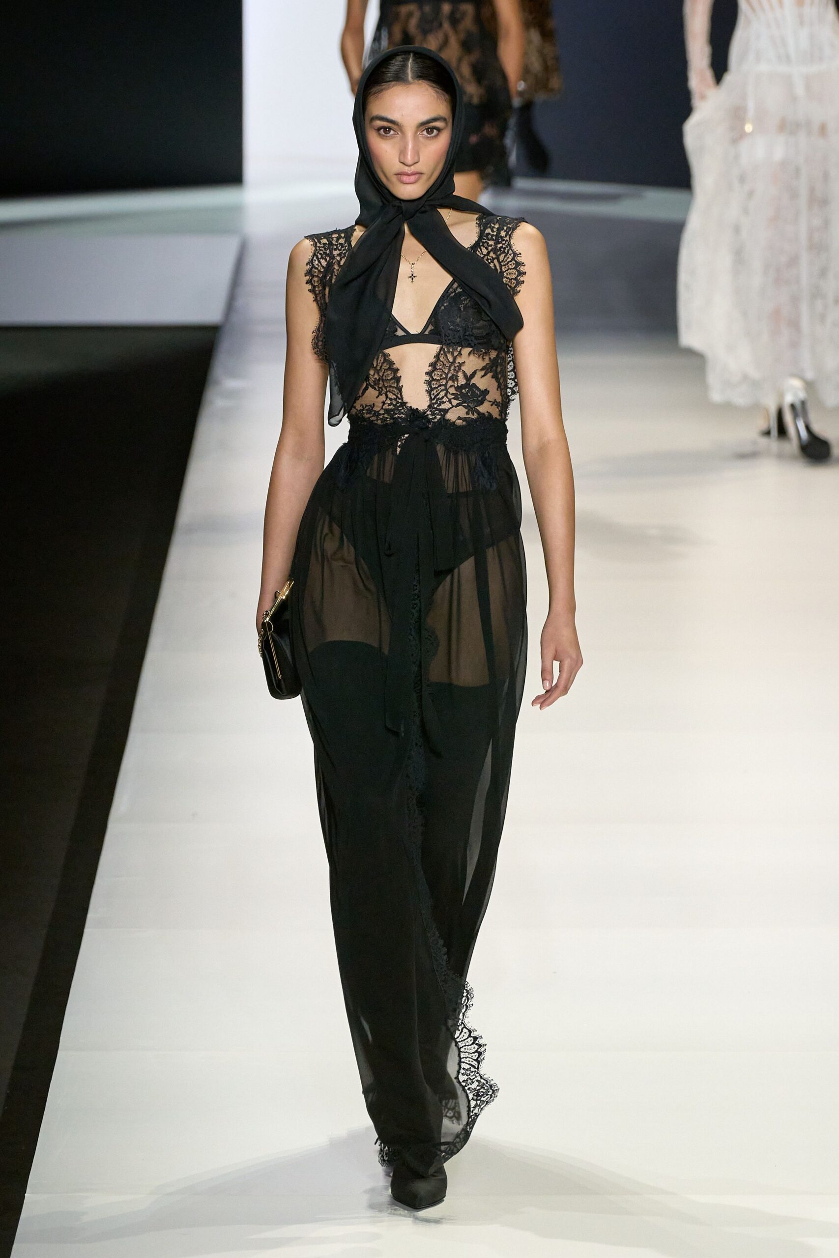 black lace sleeveless fitted scarf