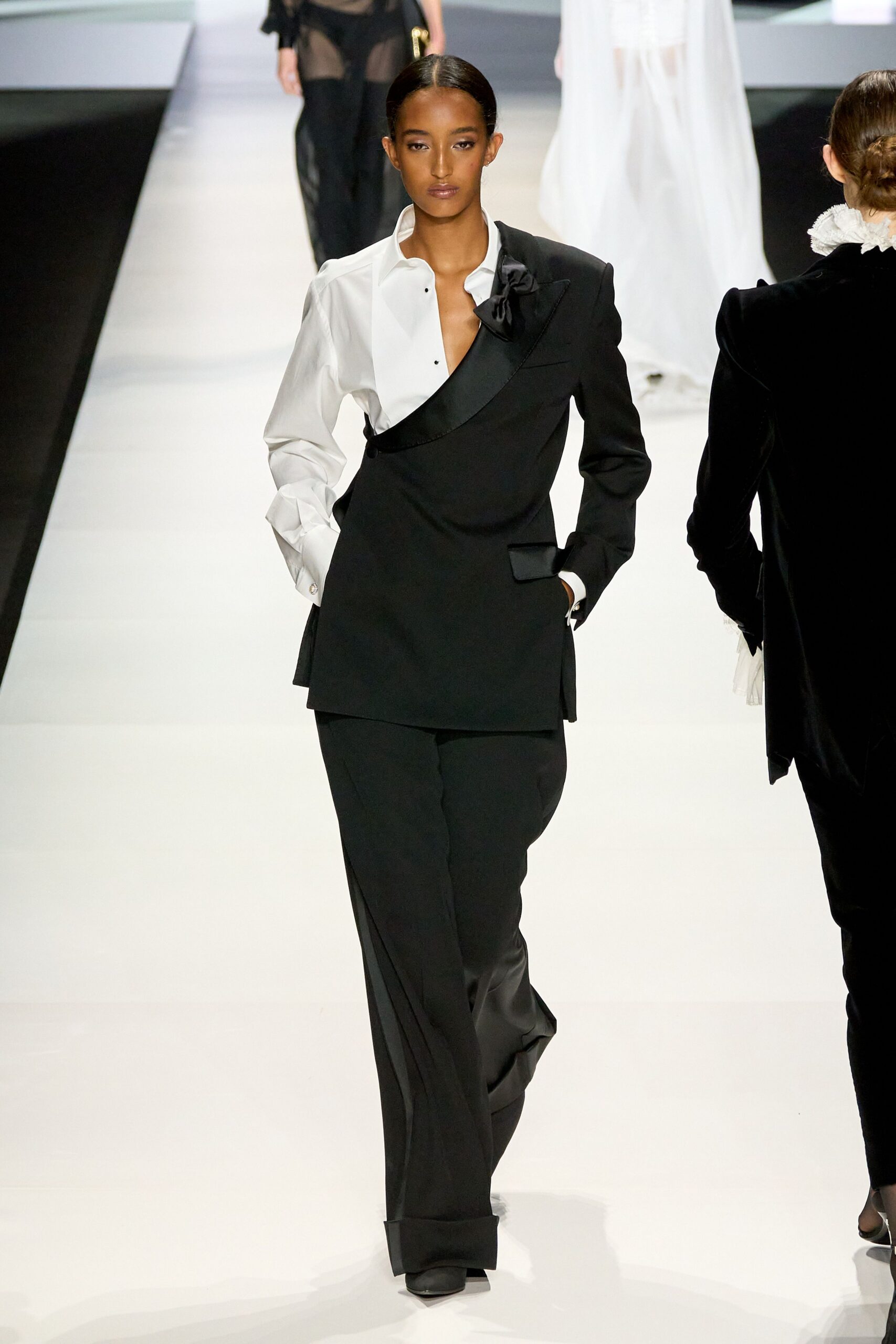 black cotton long-sleeve collared fitted buttoned blazer