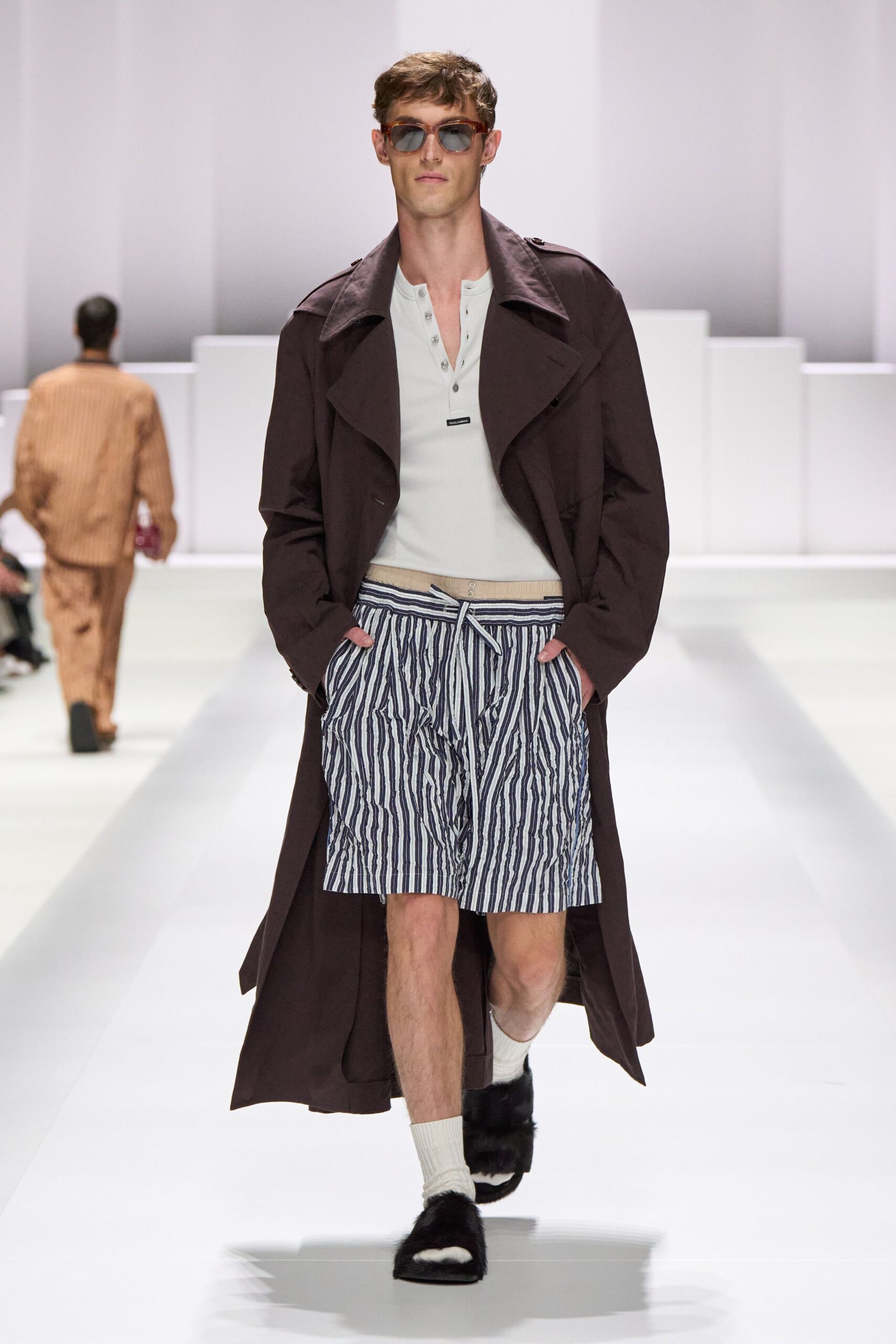 brown cotton long-sleeve collared relaxed buttoned trench