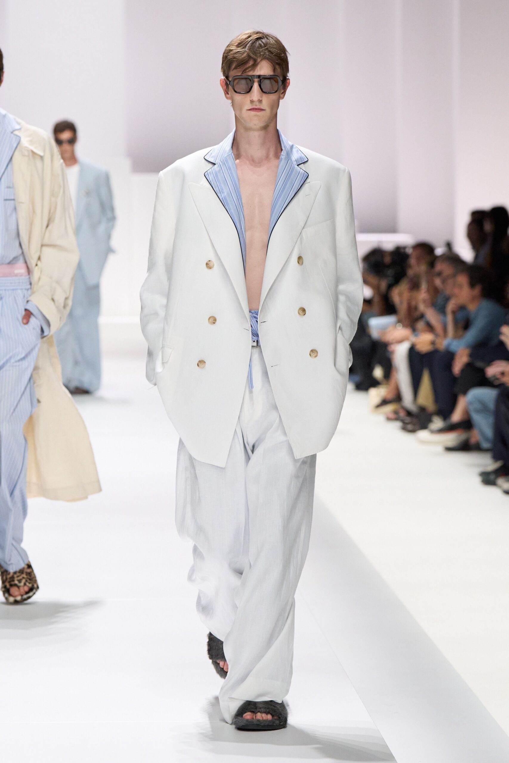 white long-sleeve collared structured buttoned blazer
