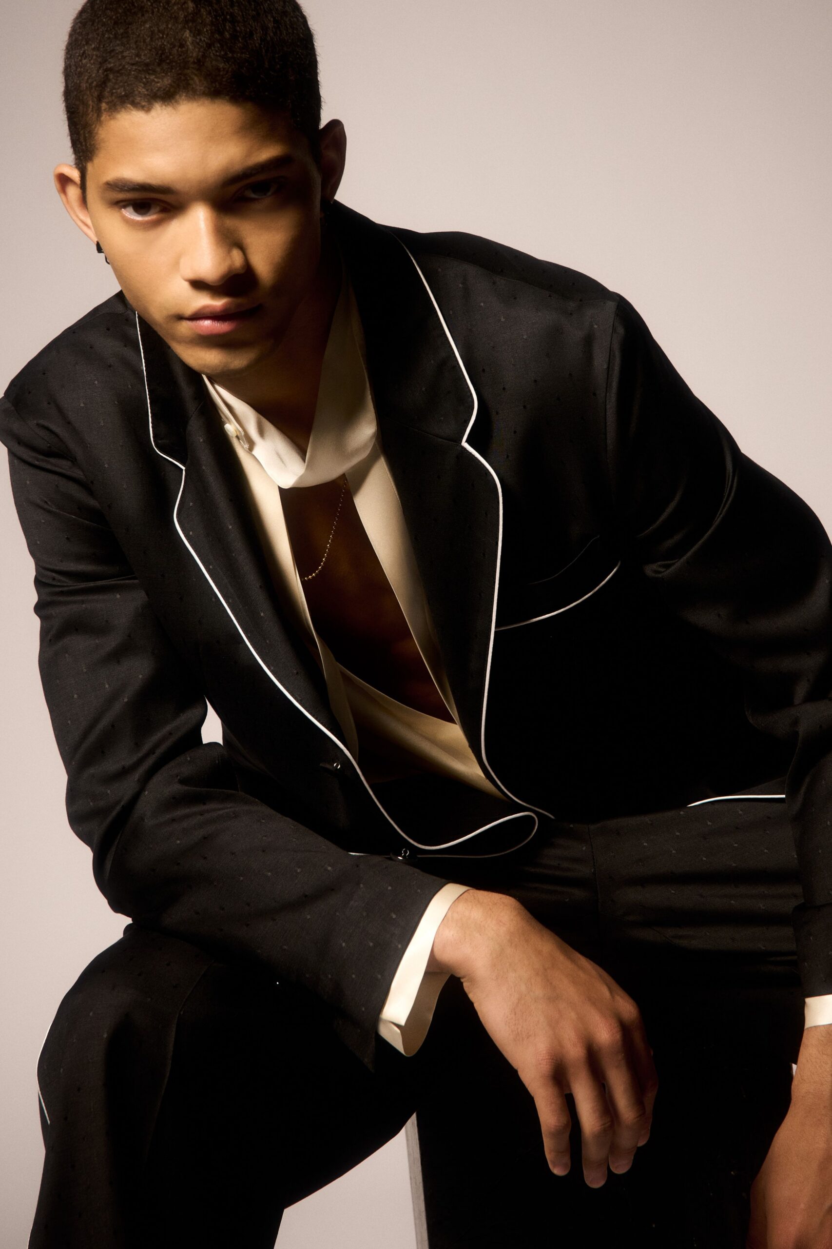 black cotton long-sleeve collared tailored buttoned suit