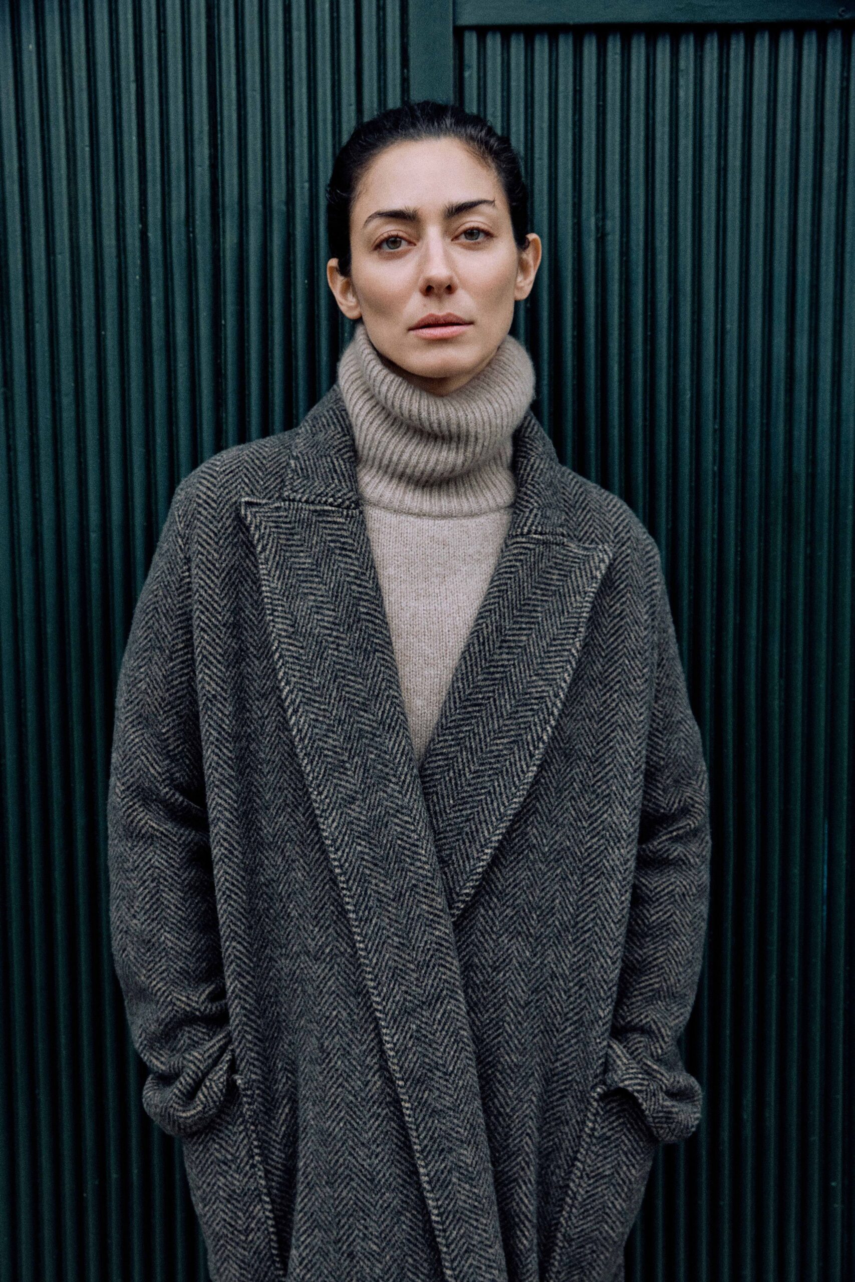 gray wool long-sleeve collared relaxed pleated coat