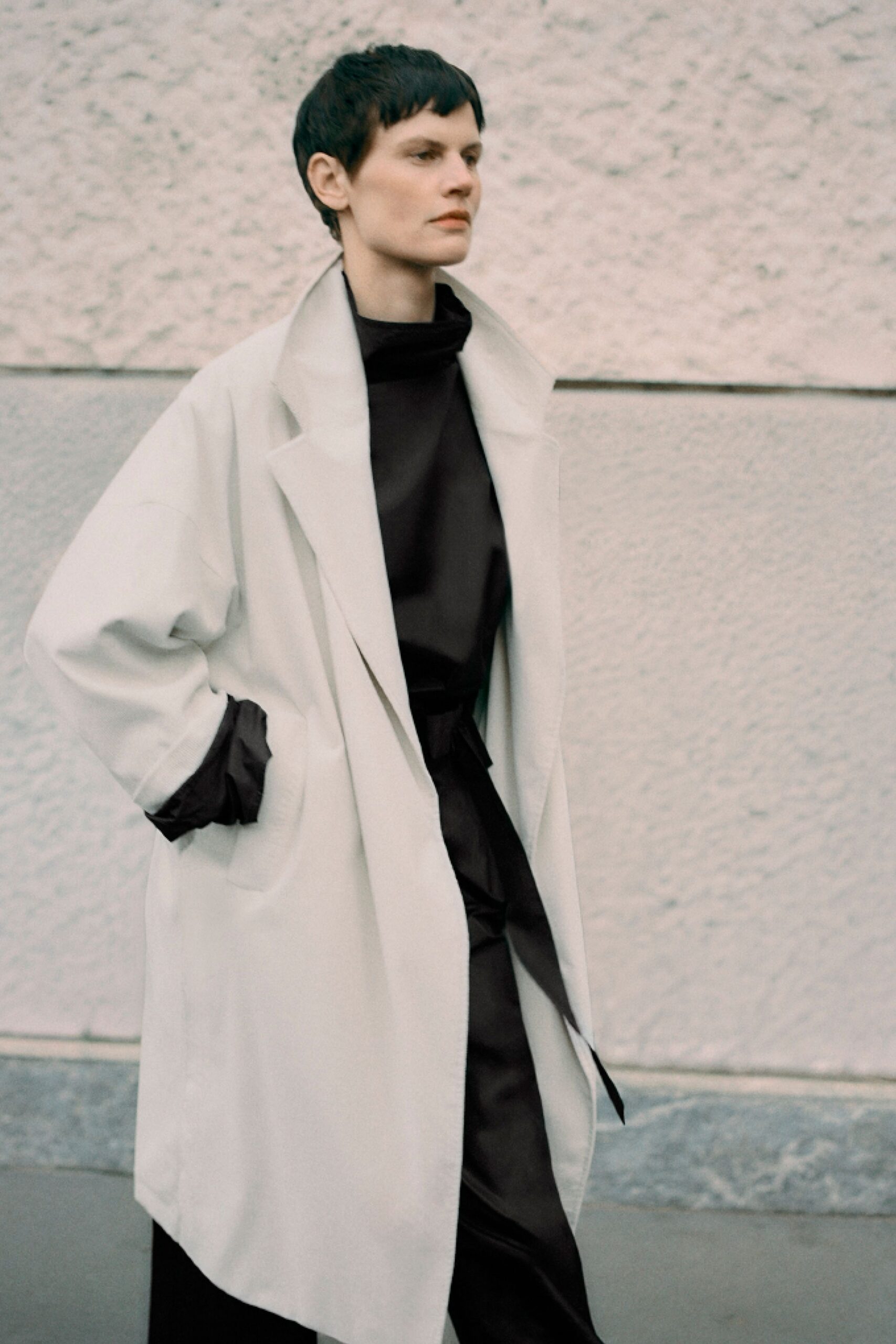 white cotton long-sleeve collared relaxed buttoned coat