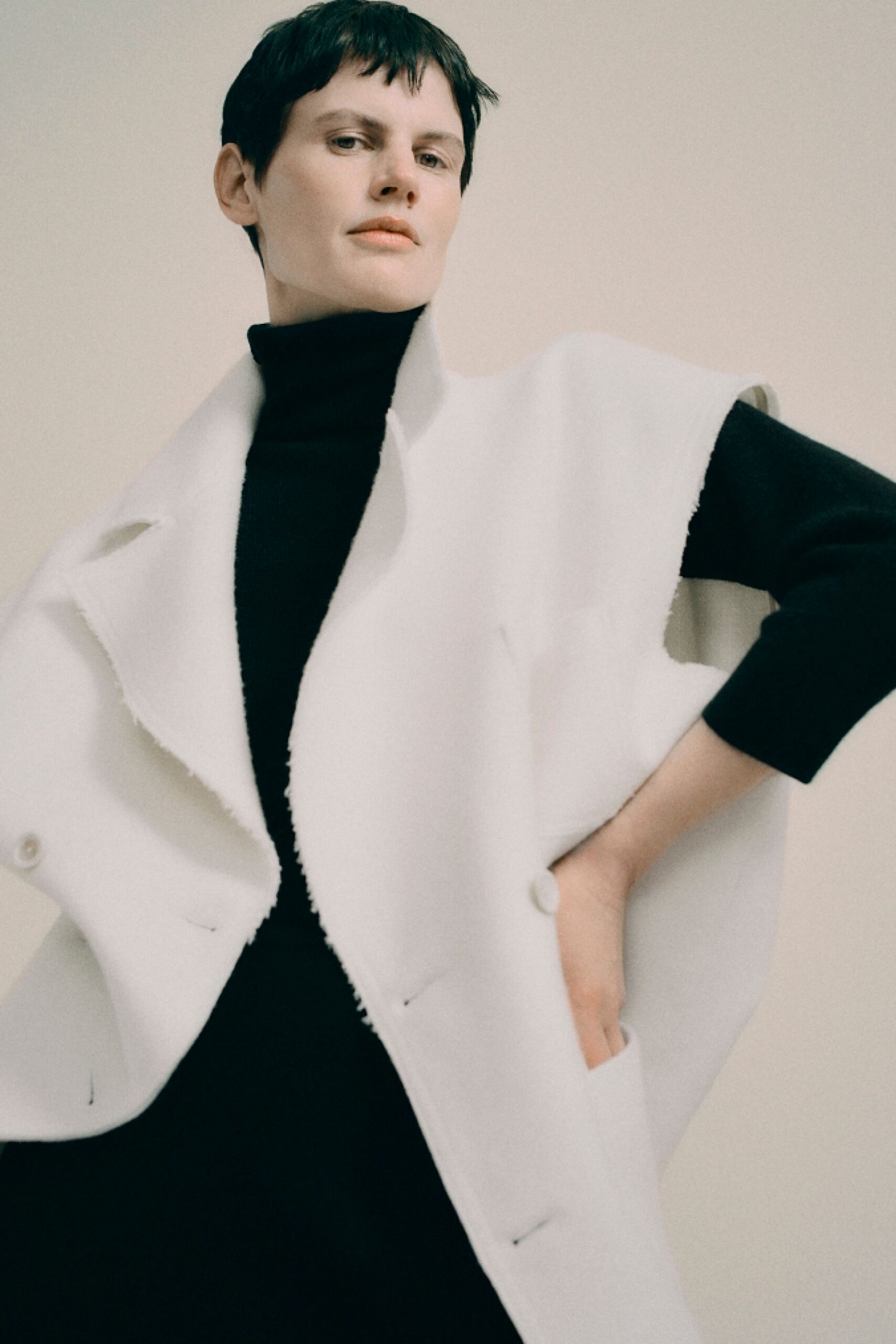 white wool sleeveless collared relaxed buttoned pockets vest