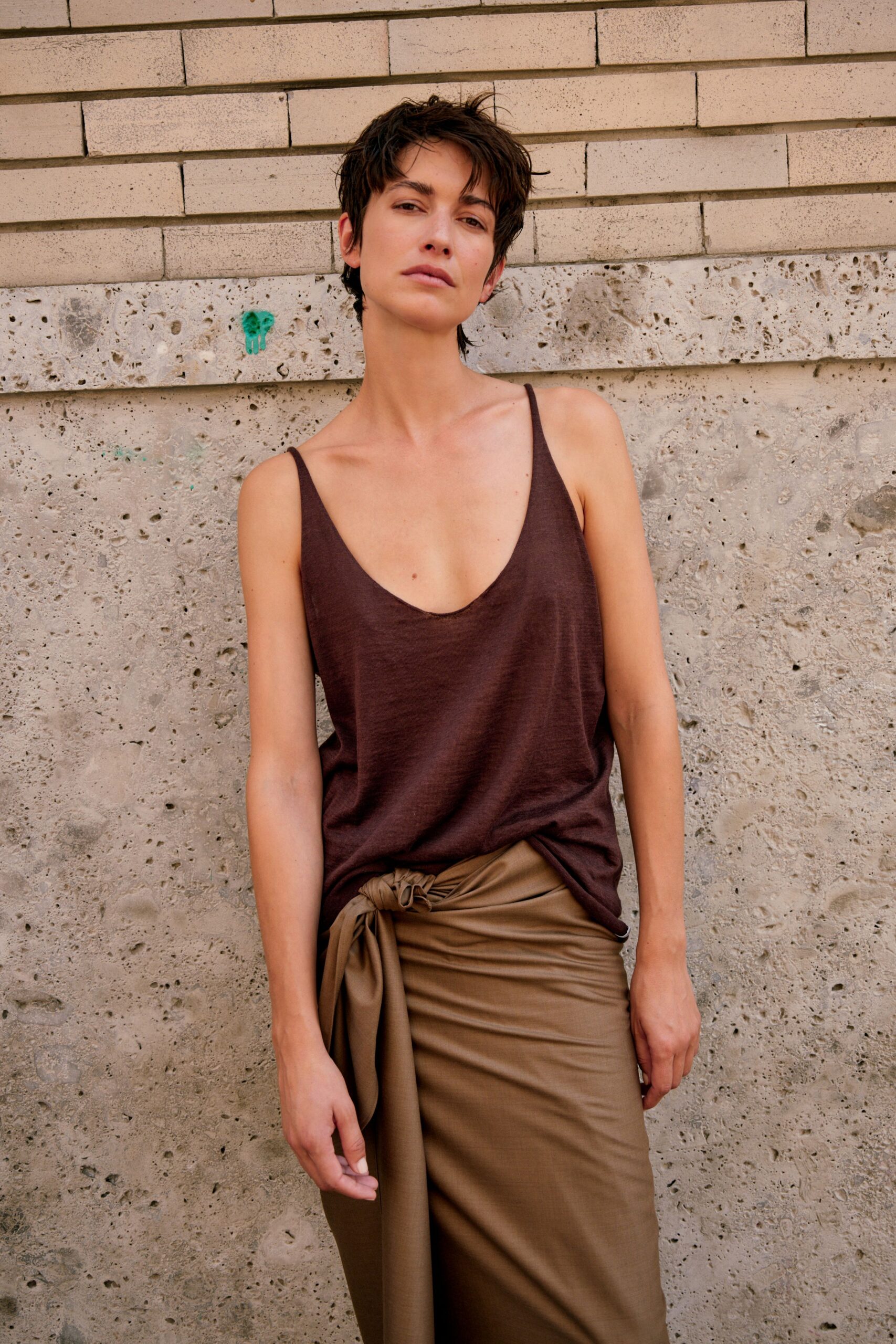 brown cotton sleeveless v-neck fitted tank-top